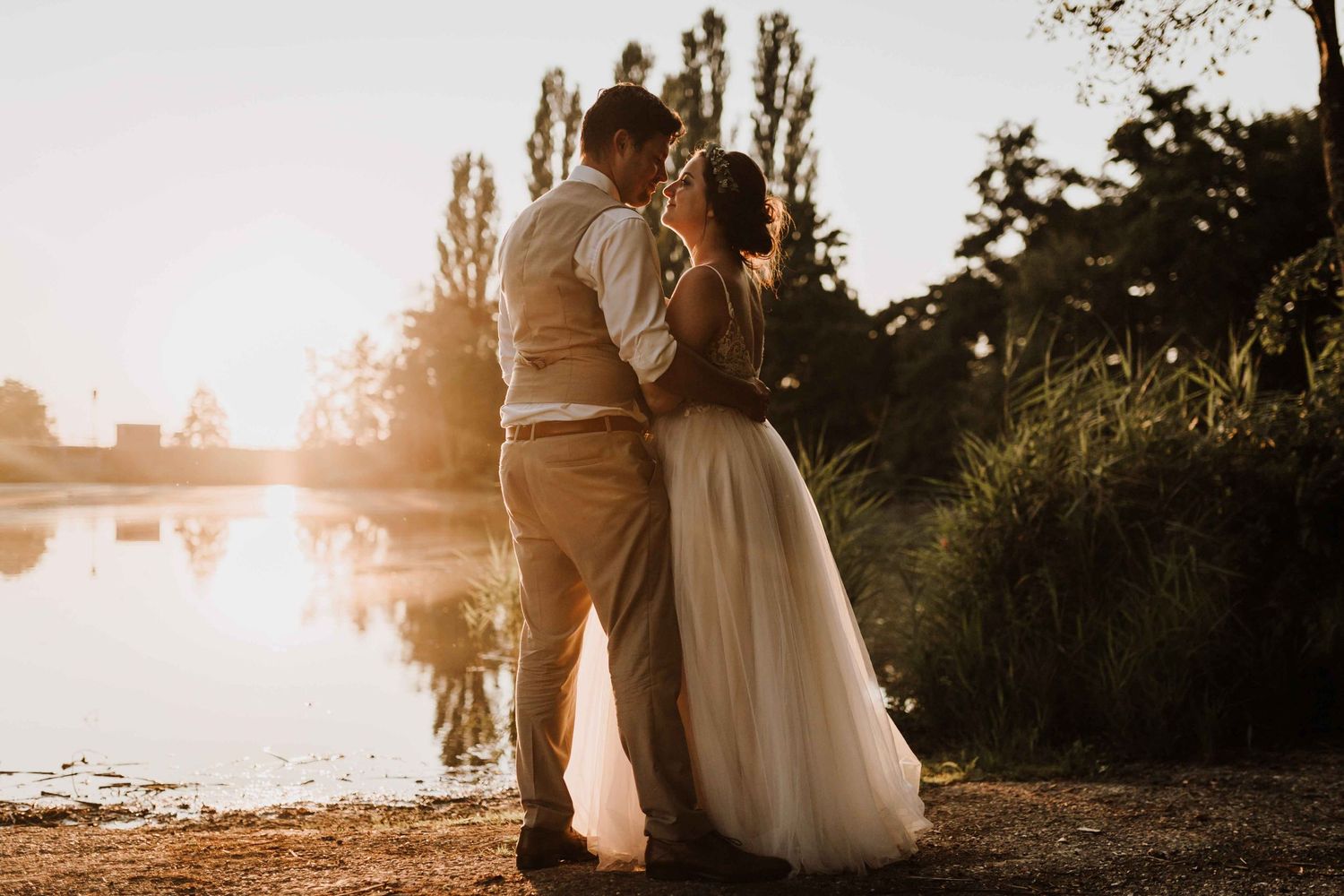 Brautpaar schaut sich an, bei Hochzeitsshooting in den Weinbergen Esslingen, beim Sonnenuntergang.