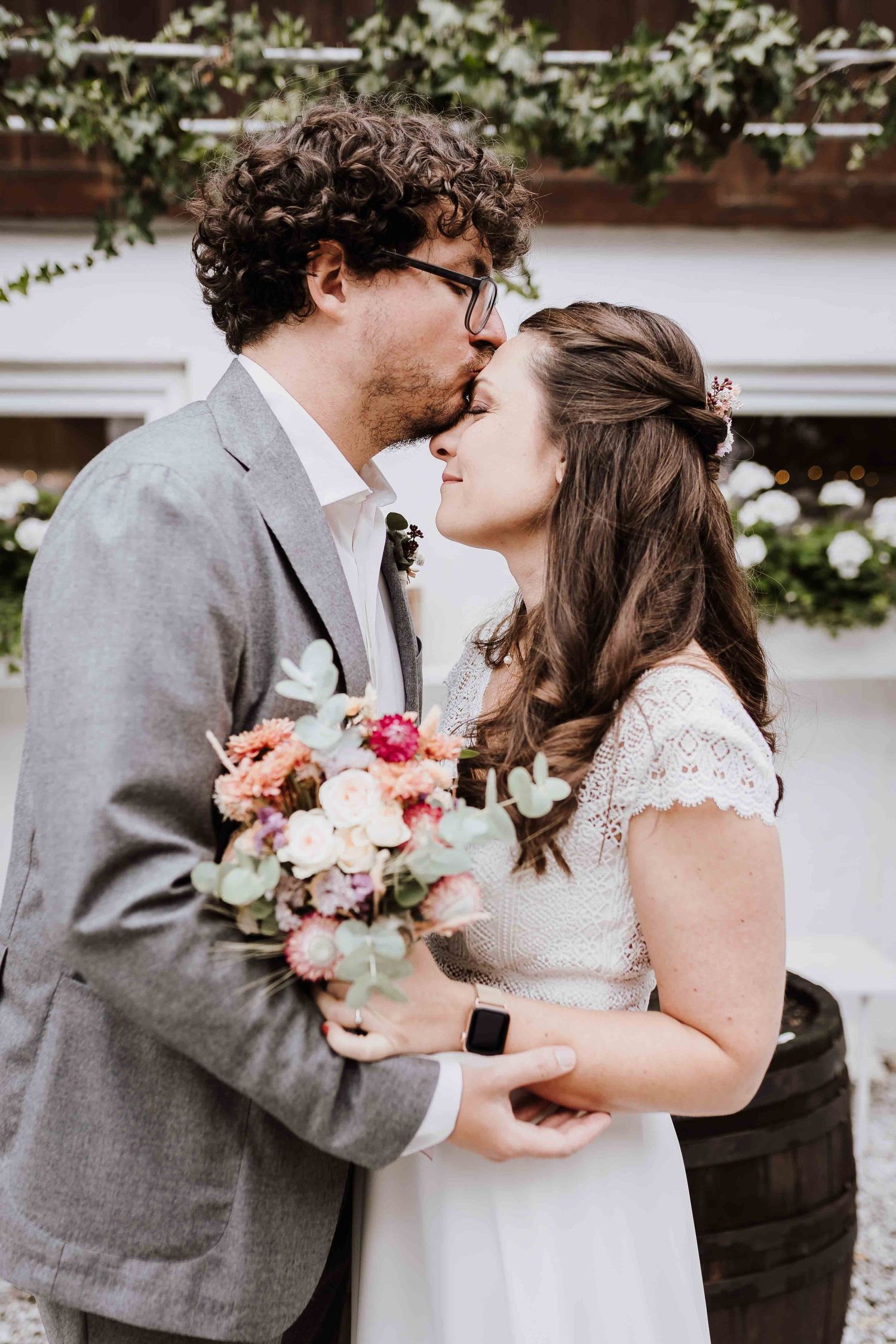 Brautpaar schaut sich verliebt an, emotionale und romantische Hochzeit in der Remise Stuttgart