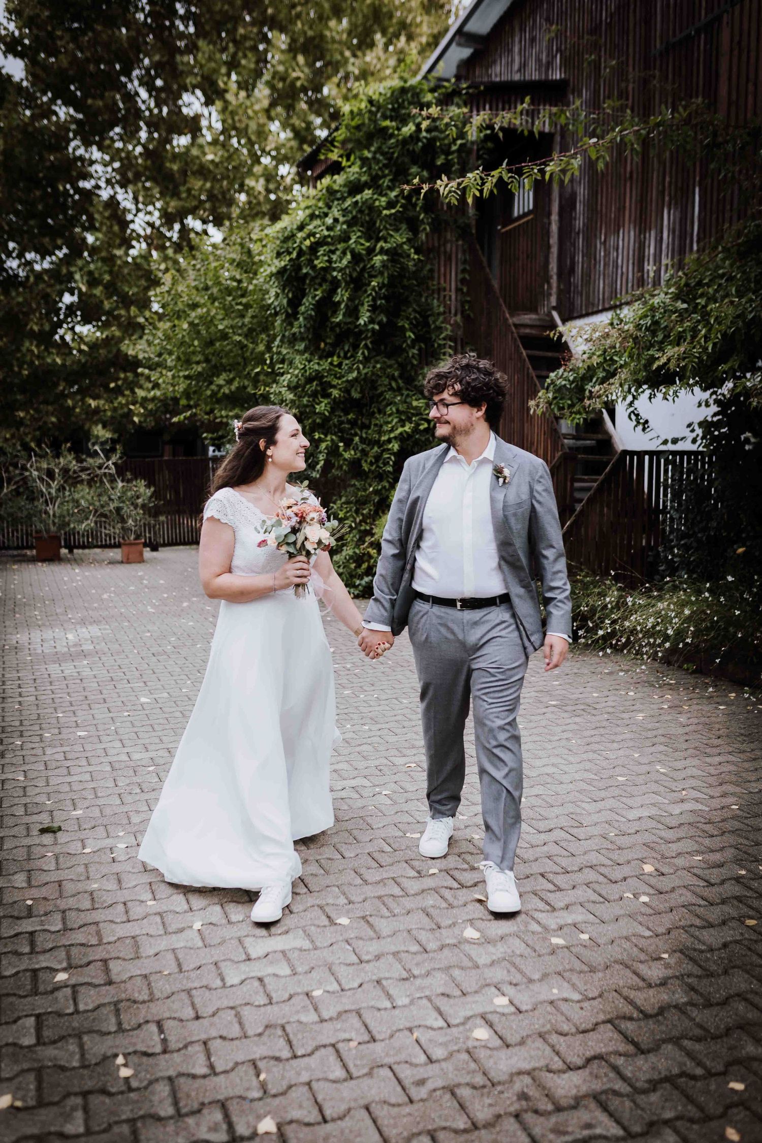 Brautpaar schaut sich verliebt an, emotionale und romantische Hochzeit in der Remise Stuttgart
