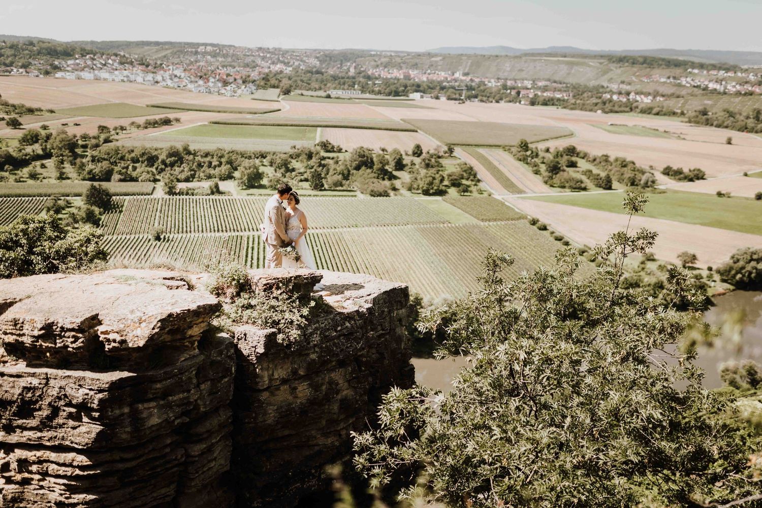 Brautpaarfotos auf Felsen, weite Sicht  in den hessigheimer Felsgärten