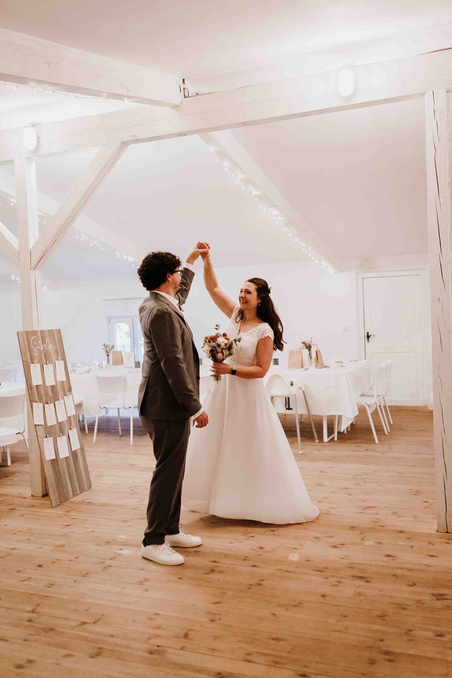 emotionale und romantische Hochzeit in der Remise Stuttgart, Brautpaar tanzt