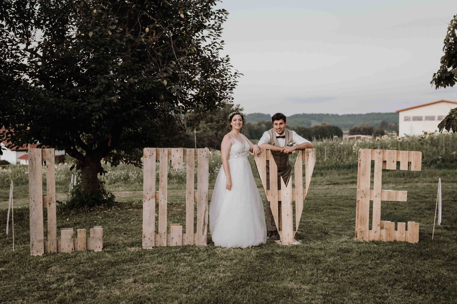 Brautpaar steht vor LOVE Paletten an der Hochzeit in Esslingen
