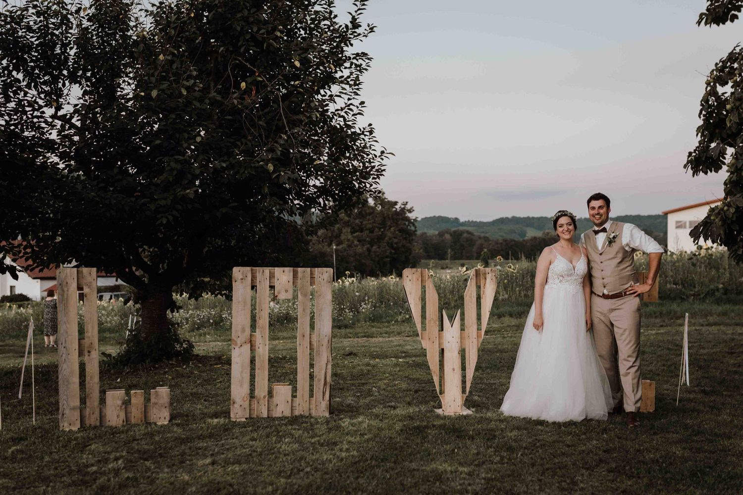 Brautpaar steht vor LOVE Paletten an der Hochzeit in Esslingen