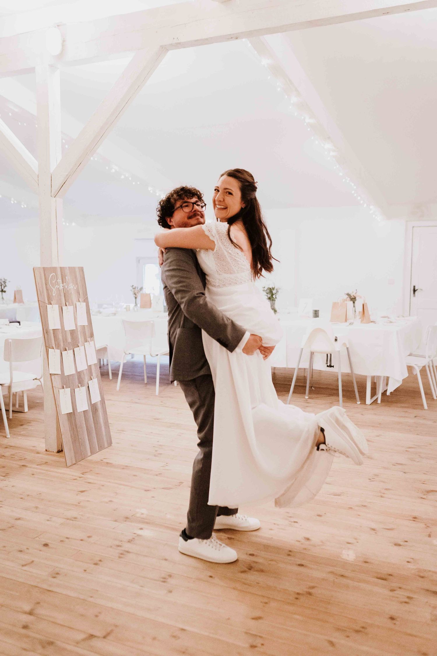 Brautpaar tanzt an emotionaler und romantischer Hochzeit in der Remise Stuttgart
