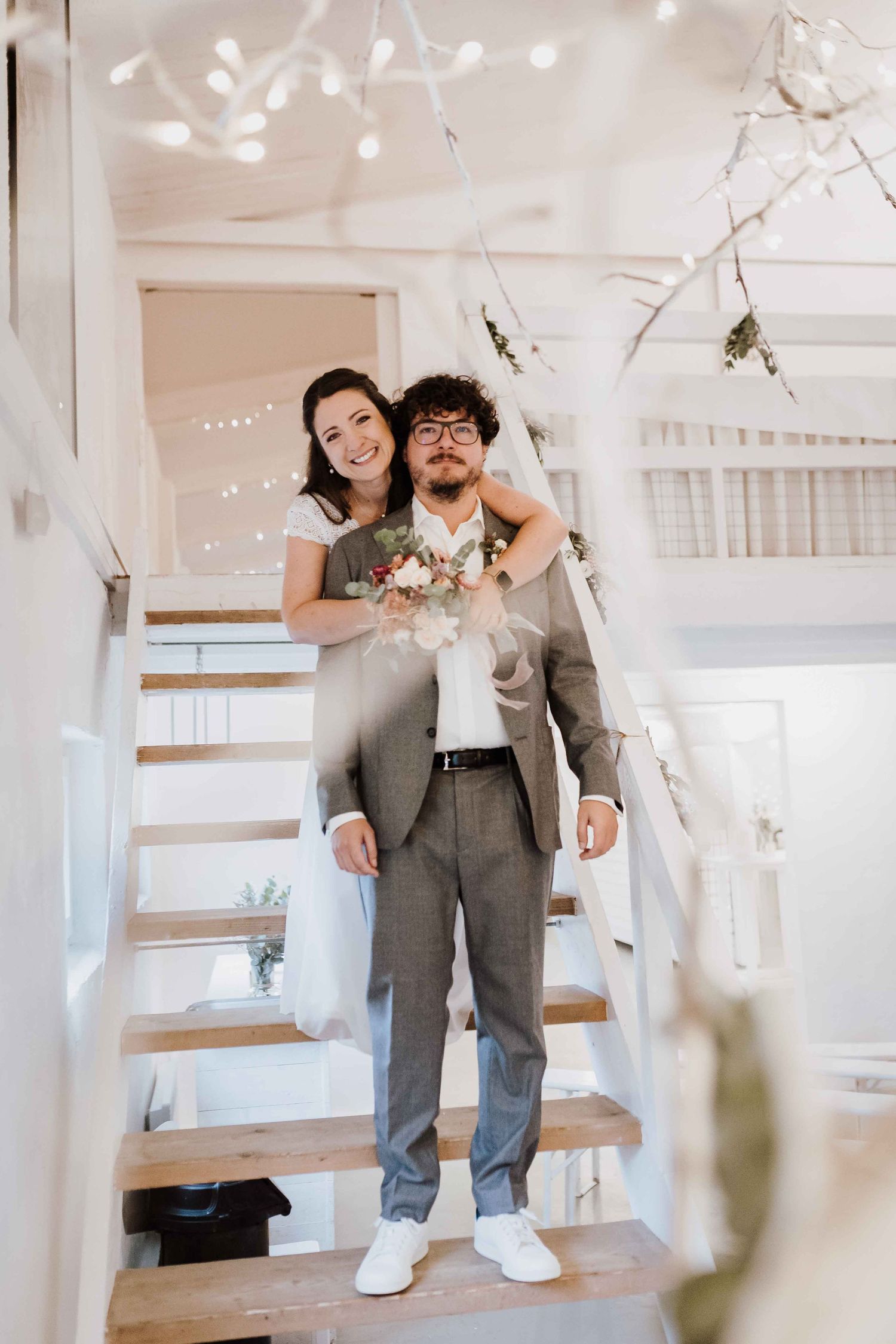 Brautpaar schaut sich verliebt an, emotionale und romantische Hochzeit in der Remise Stuttgart