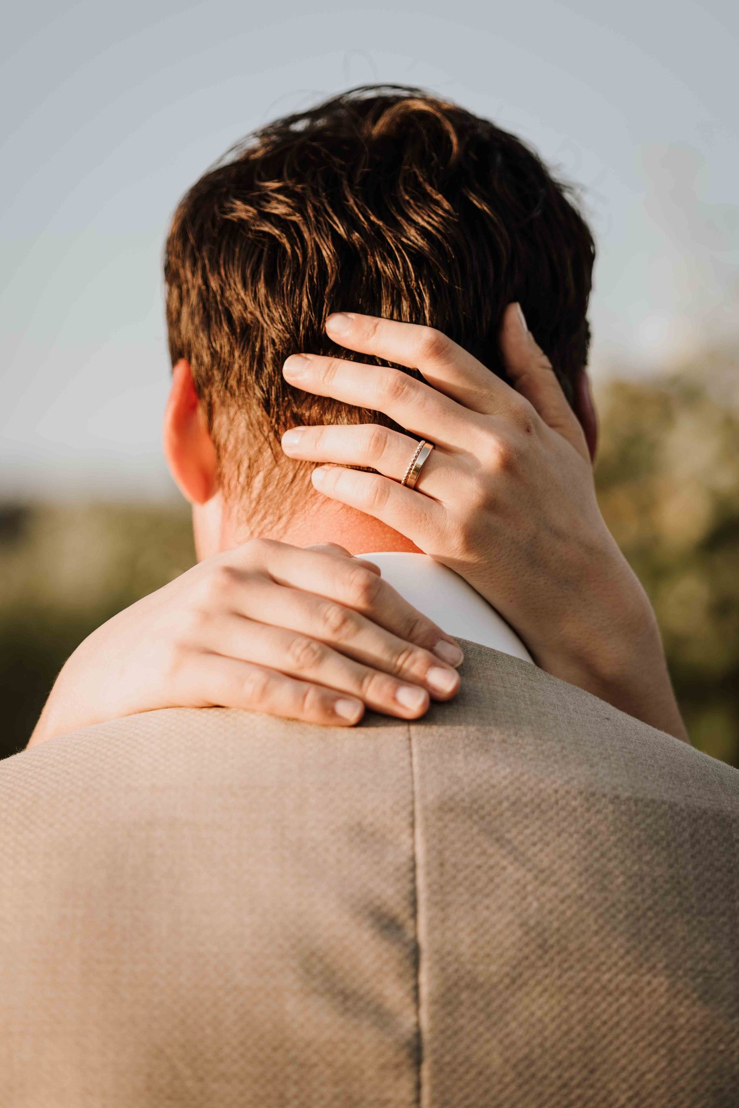 Hochzeit bei Sonnenuntergang Brautpaarshooting mit Ehering in Esslingen Weinberge