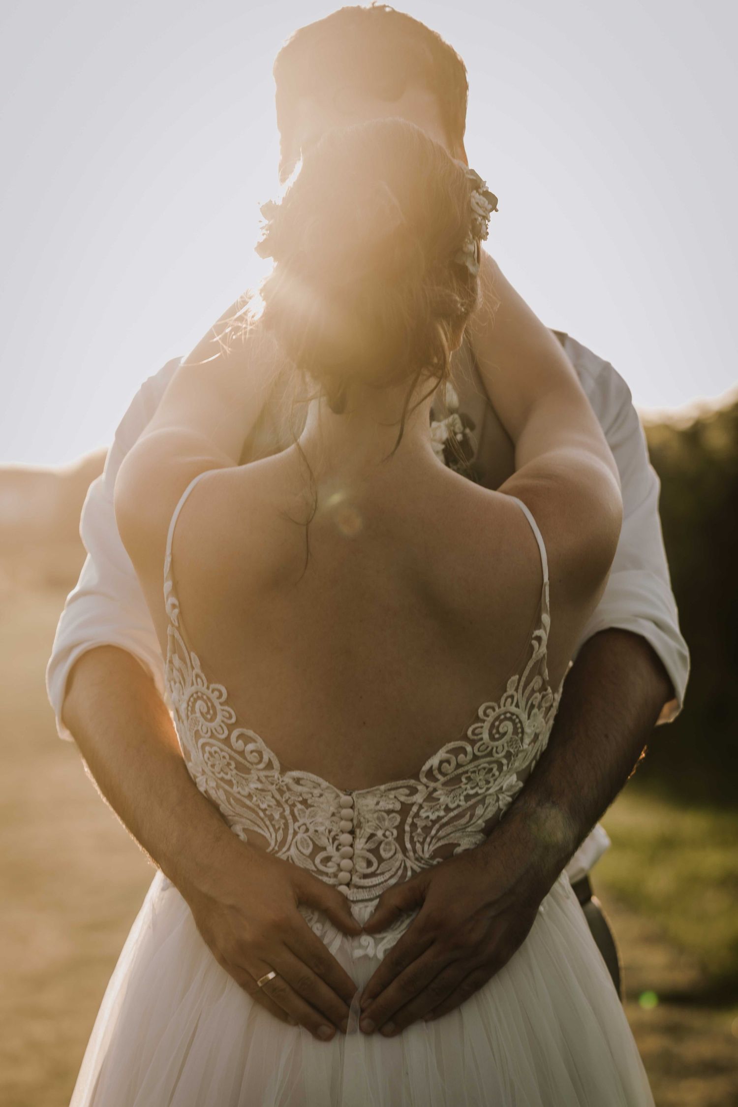 Brautpaar umarmt sich bei Hochzeitsshooting in den Weinbergen Esslingen, beim Sonnenuntergang.