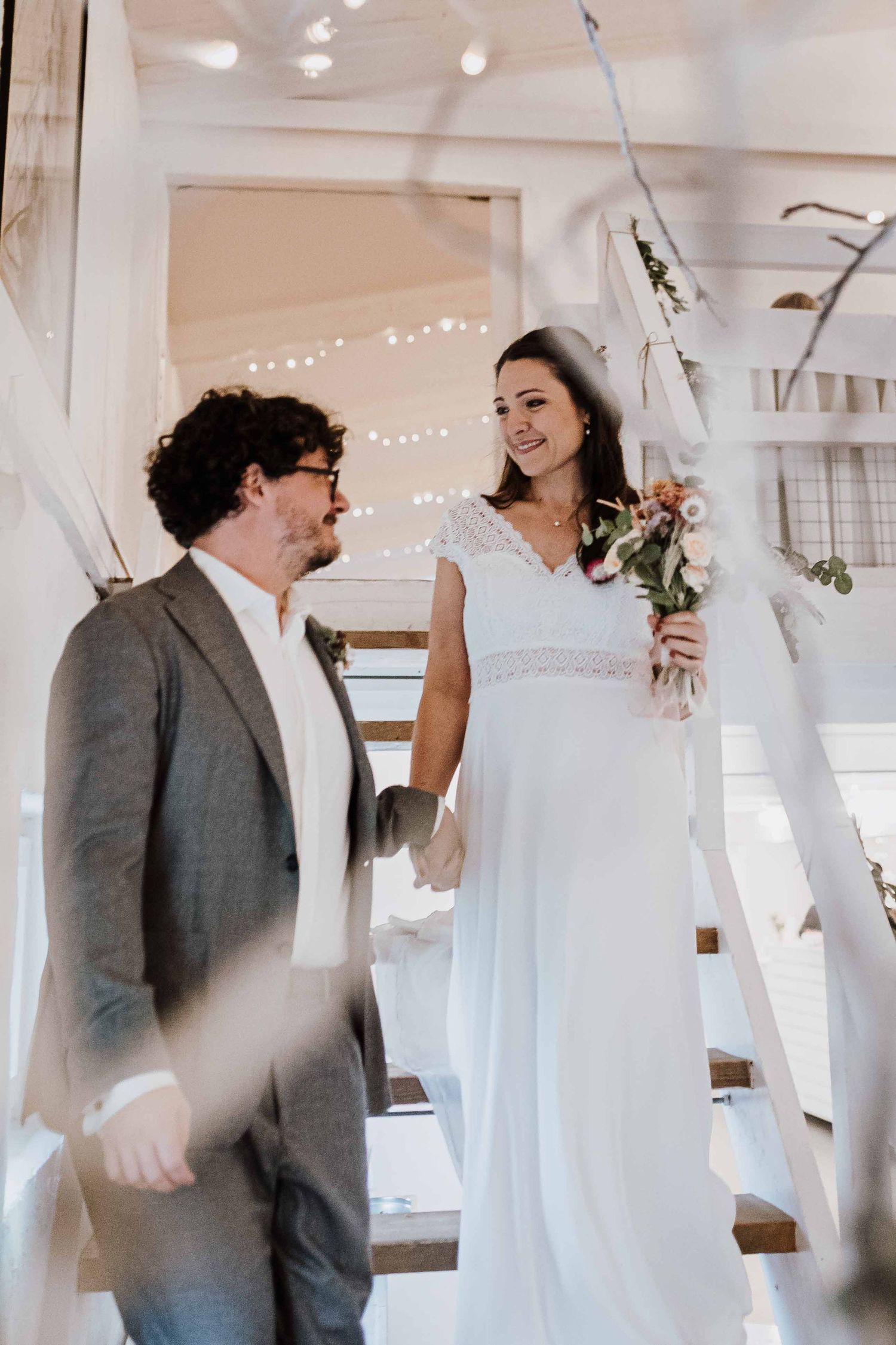 Brautpaar schaut sich verliebt an, emotionale und romantische Hochzeit in der Remise Stuttgart