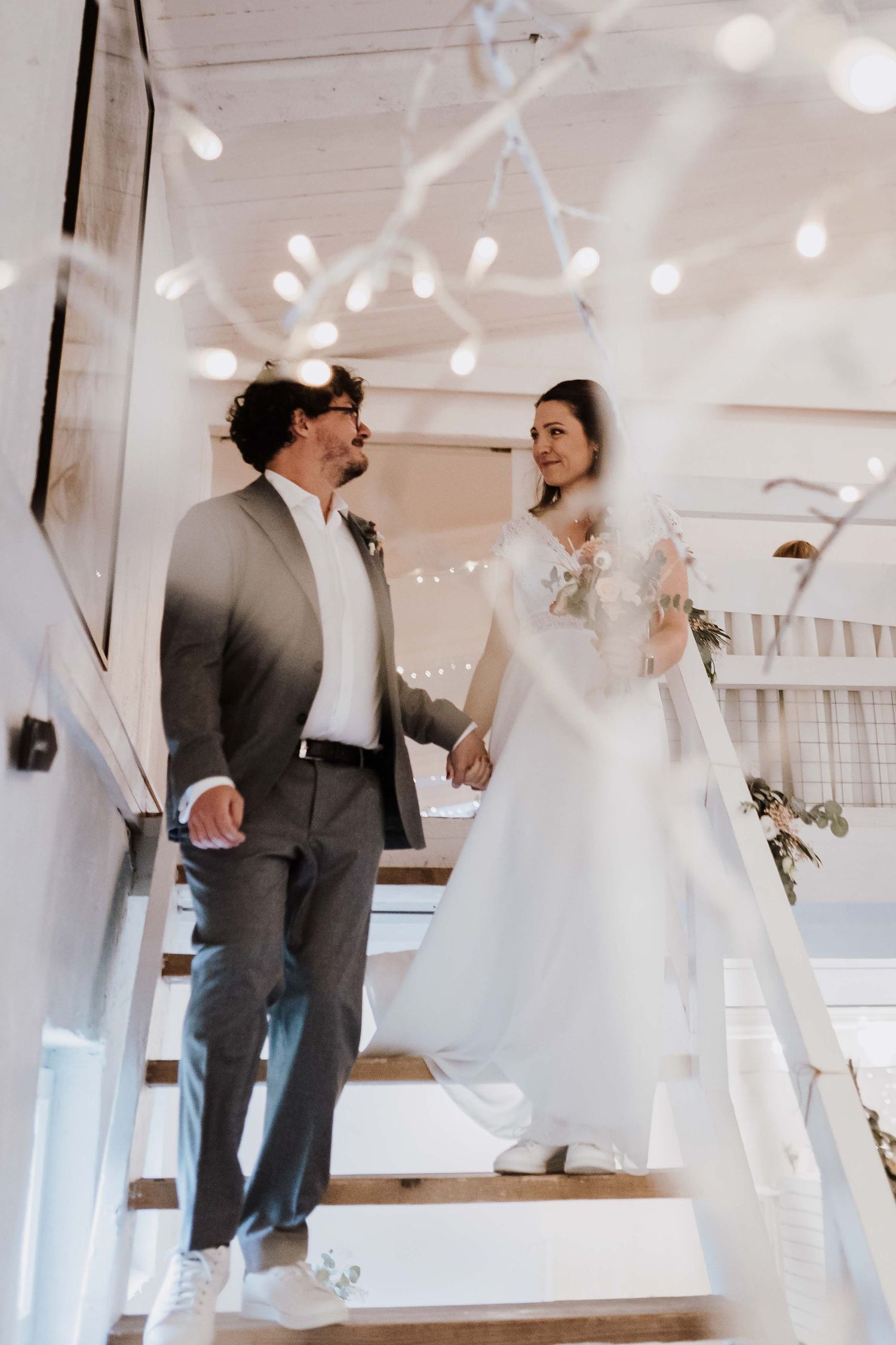 Brautpaar schaut sich verliebt an, emotionale und romantische Hochzeit in der Remise Stuttgart