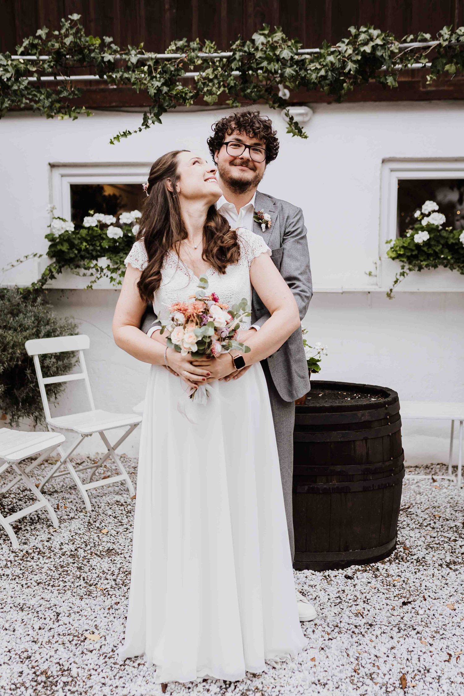 Brautpaar schaut sich verliebt an, emotionale und romantische Hochzeit in der Remise Stuttgart
