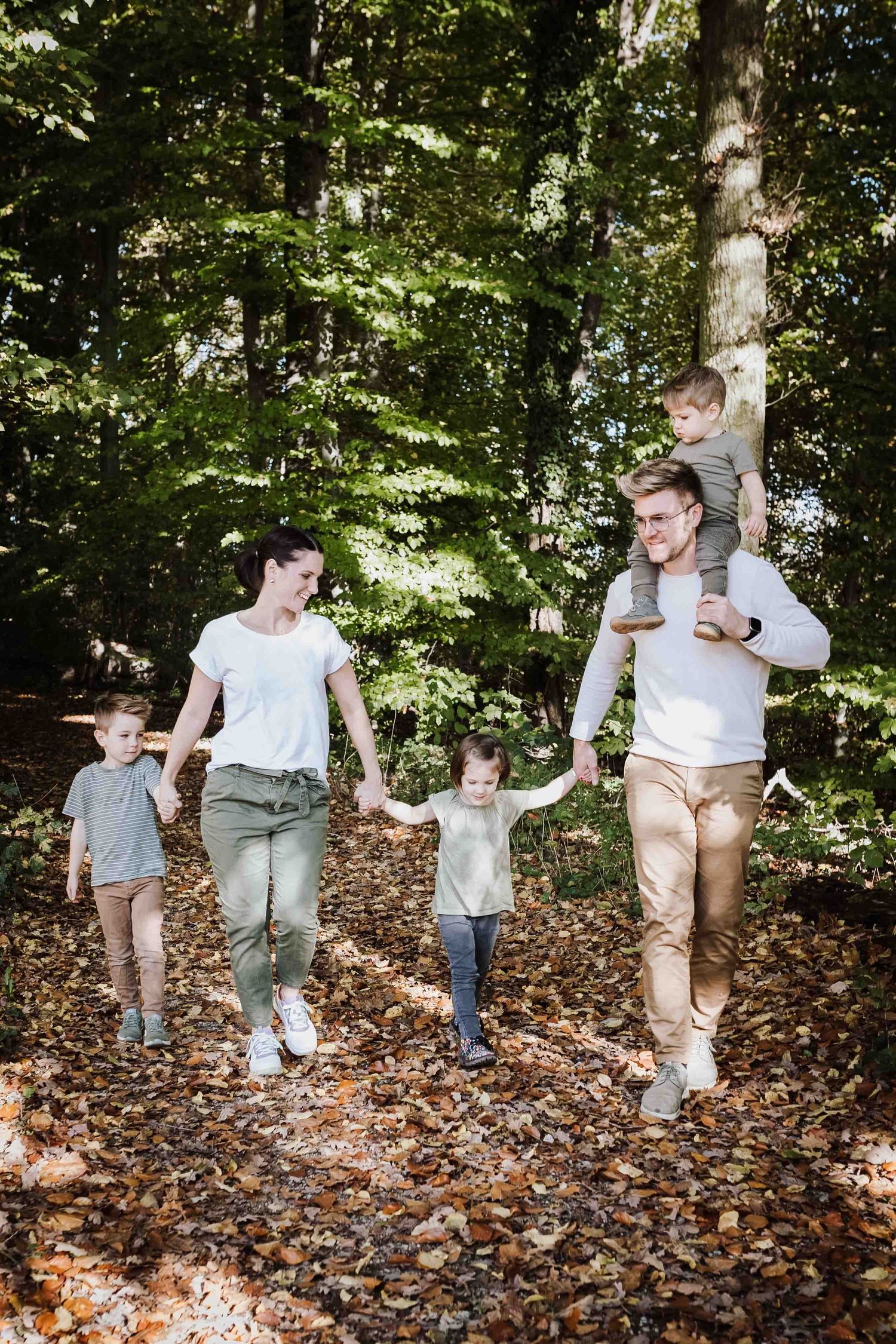 Familienshooting in Denkendorf draussen in Natur. Kinder toben und lachen