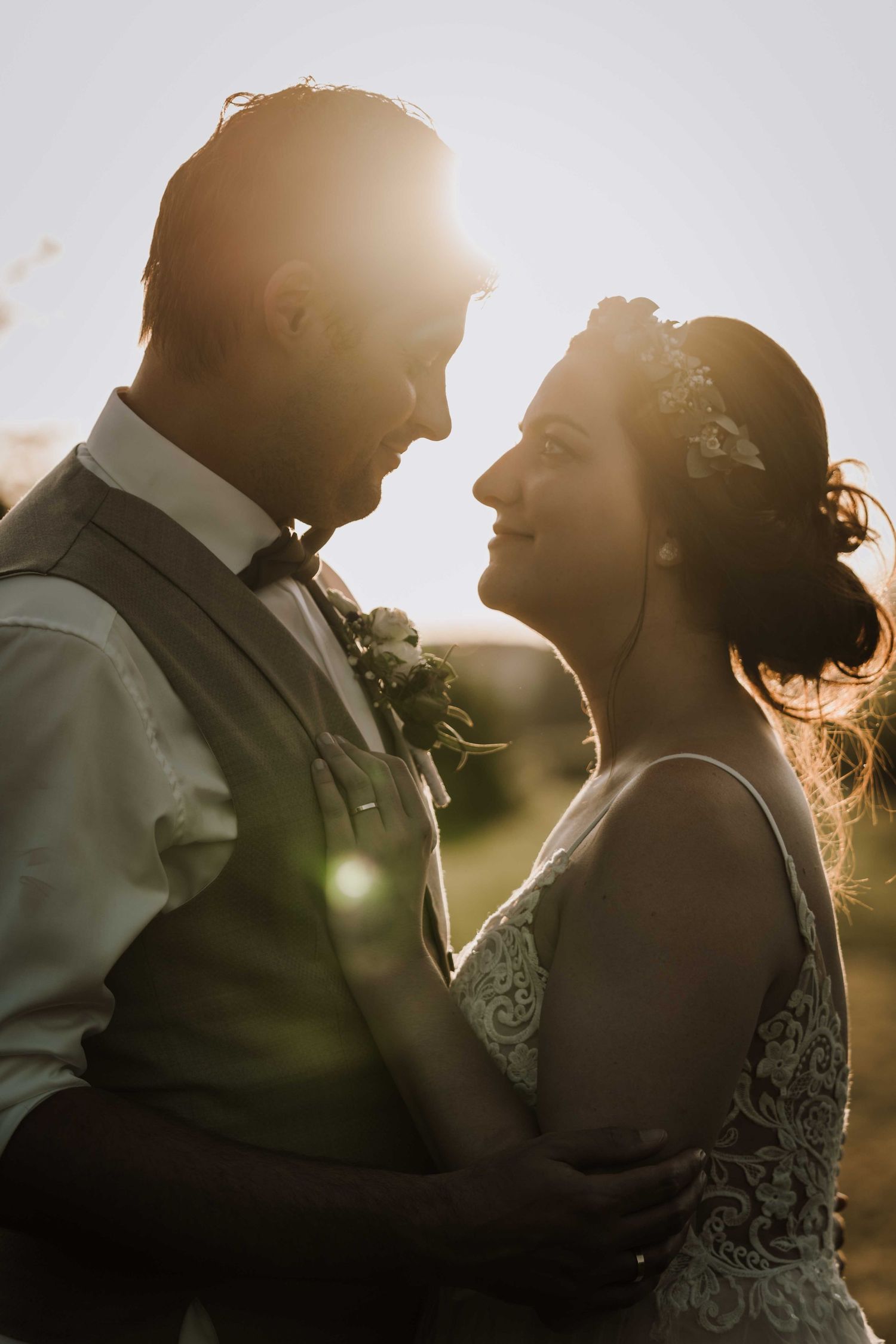 Brautpaar schaut sich an, bei Hochzeitsshooting in den Weinbergen Esslingen, beim Sonnenuntergang.