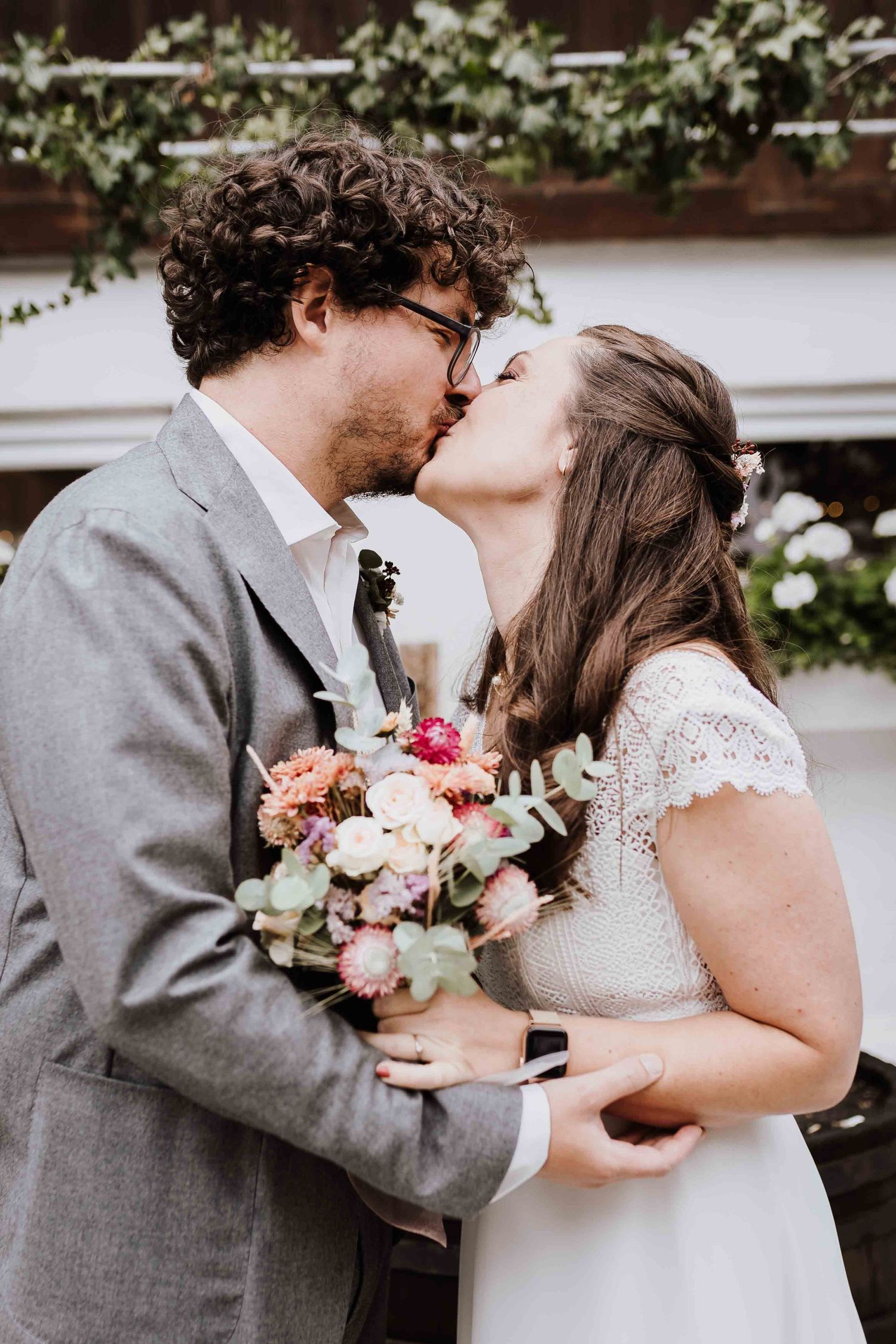 Brautpaar schaut sich verliebt an, emotionale und romantische Hochzeit in der Remise Stuttgart