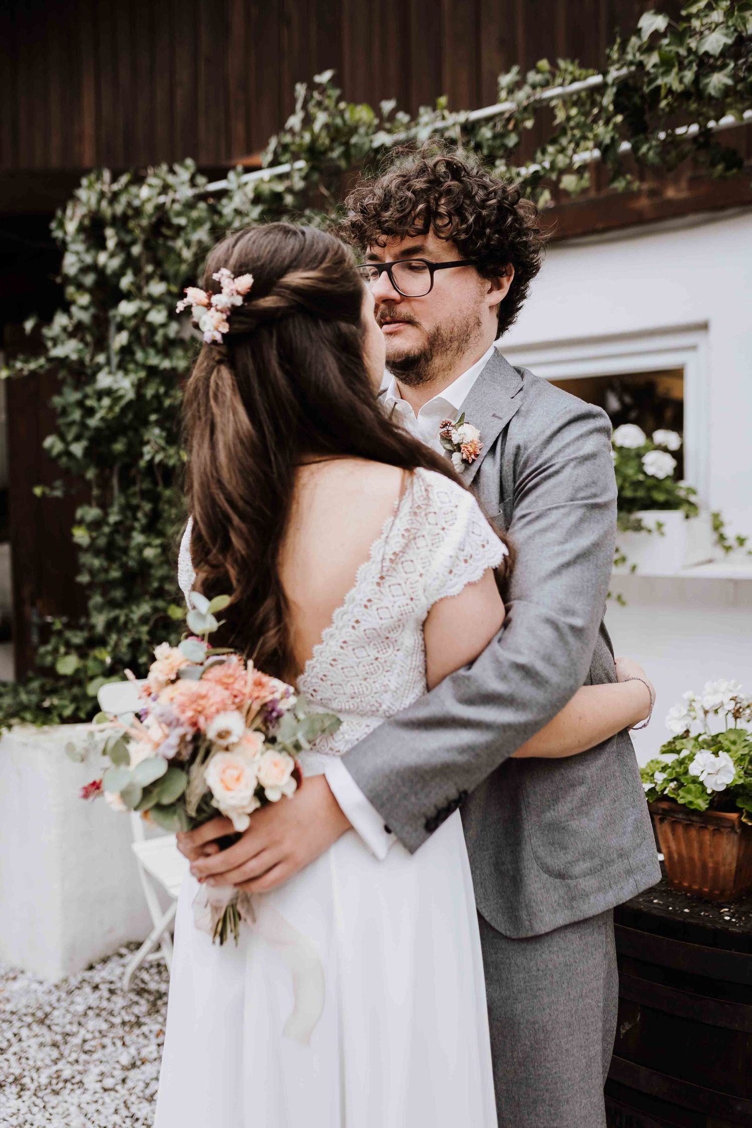 Brautpaar schaut sich verliebt an, emotionale und romantische Hochzeit in der Remise Stuttgart