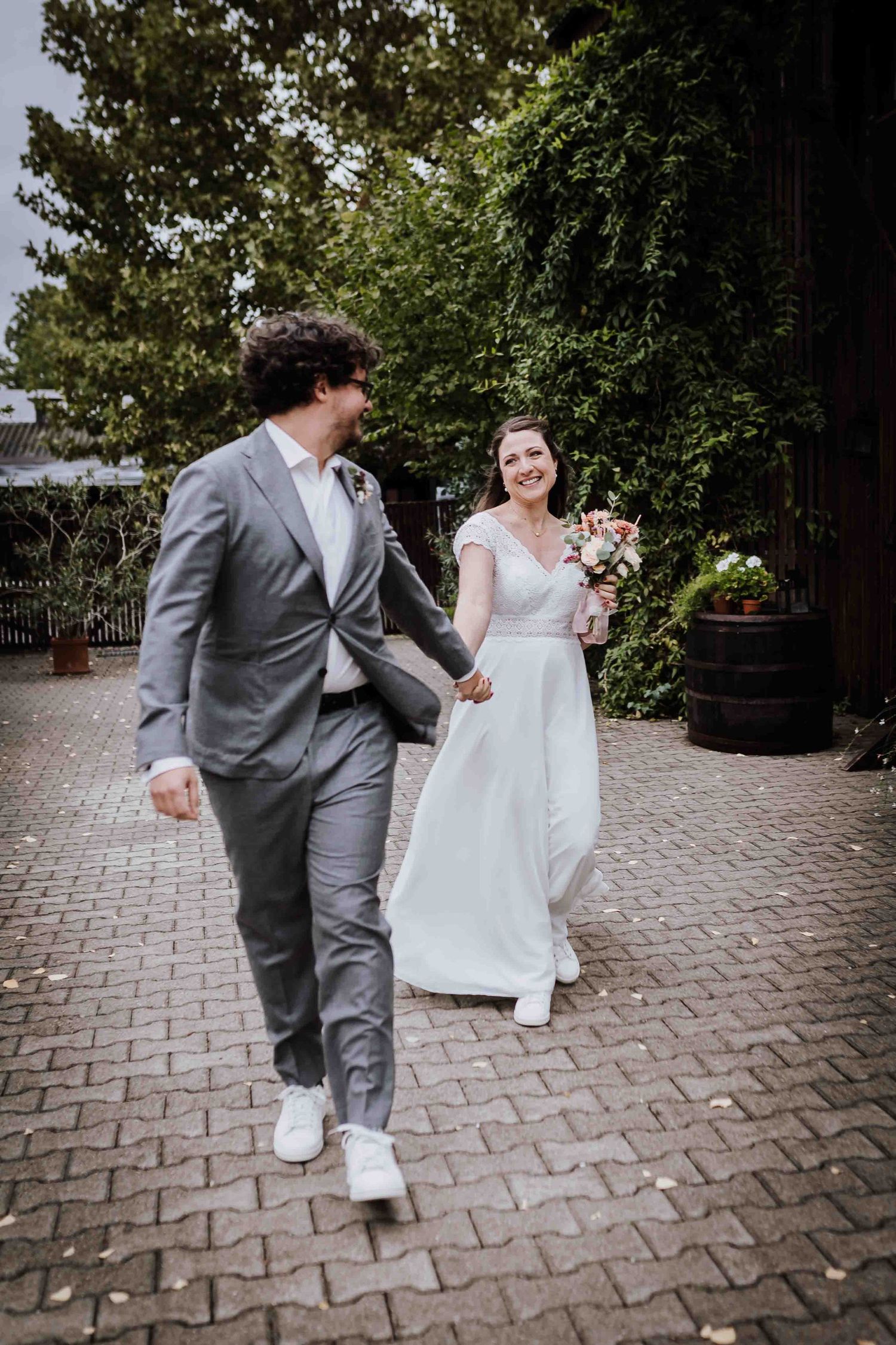 Brautpaar schaut sich verliebt an, emotionale und romantische Hochzeit in der Remise Stuttgart