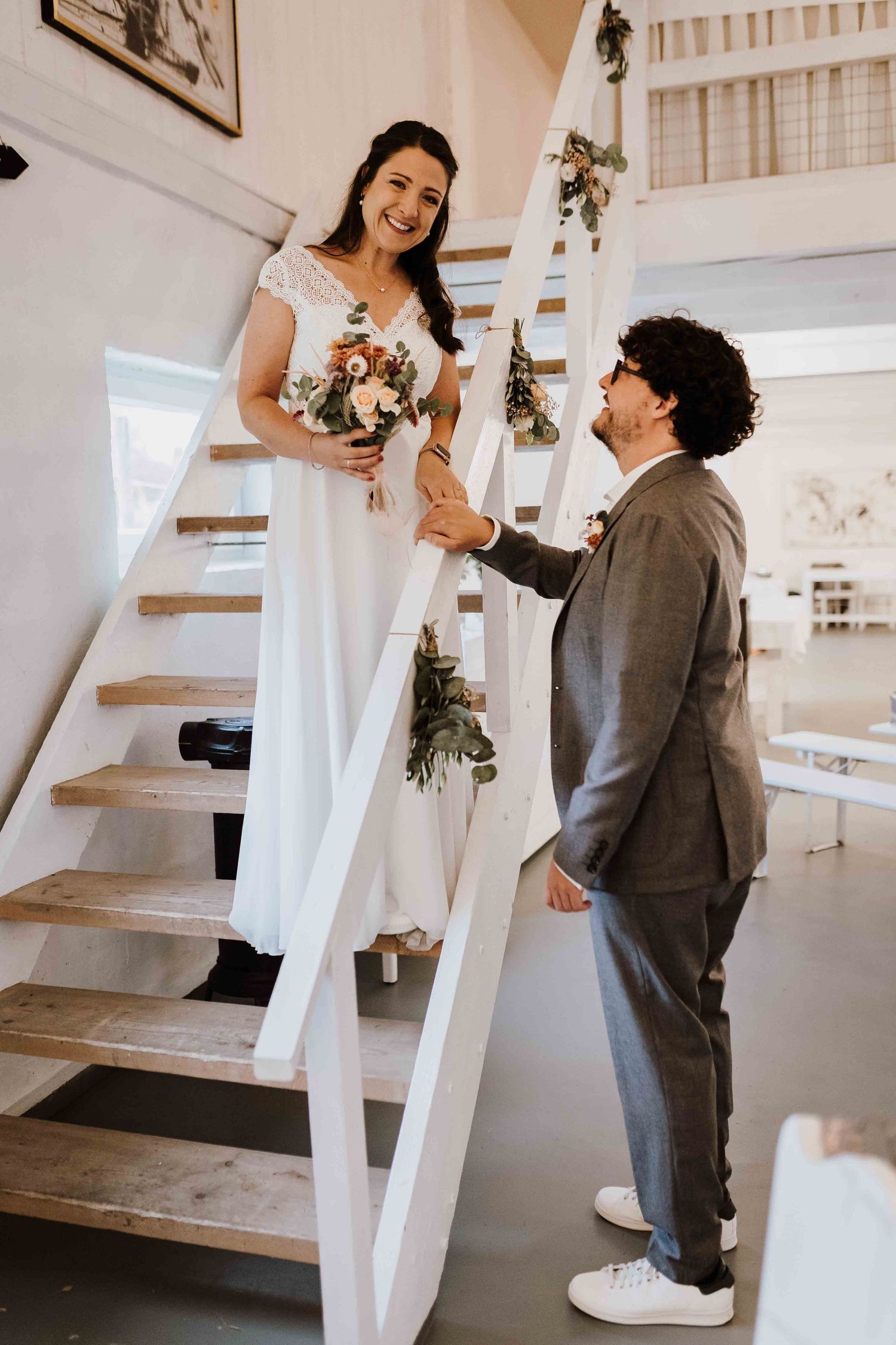 Brautpaar schaut sich verliebt an, emotionale und romantische Hochzeit in der Remise Stuttgart