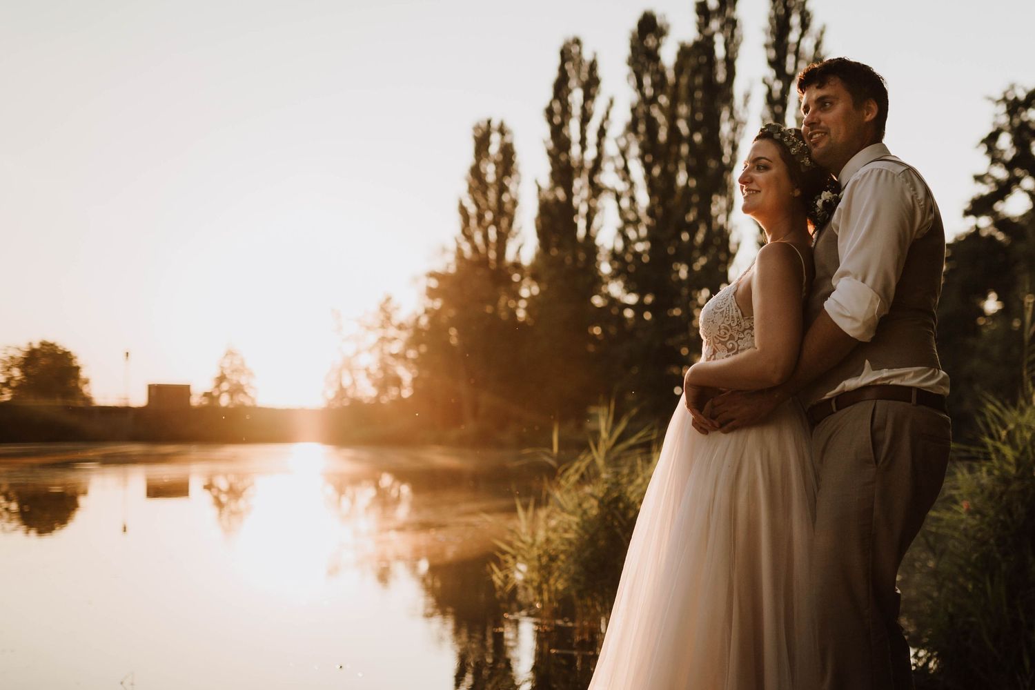 Brautpaar  bei Hochzeitsshooting in den Weinbergen Esslingen, beim Sonnenuntergang.