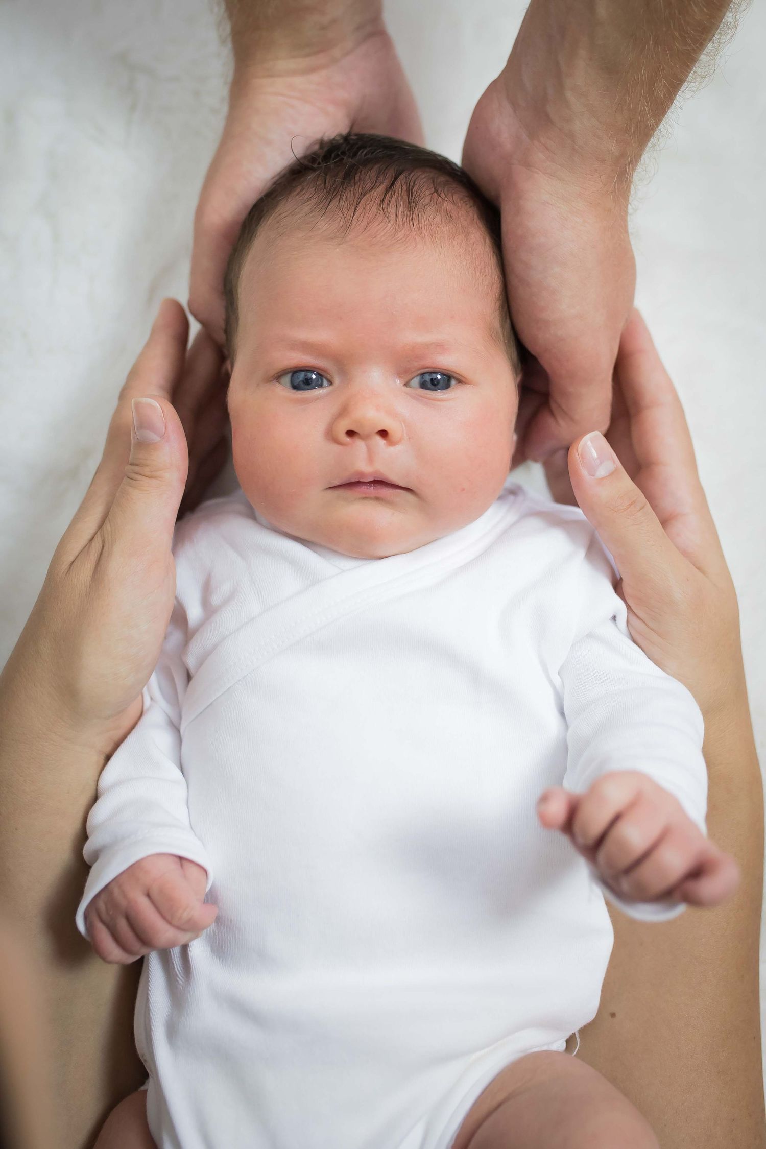 Newborn Esslingen, Baby schaut in die Kamera