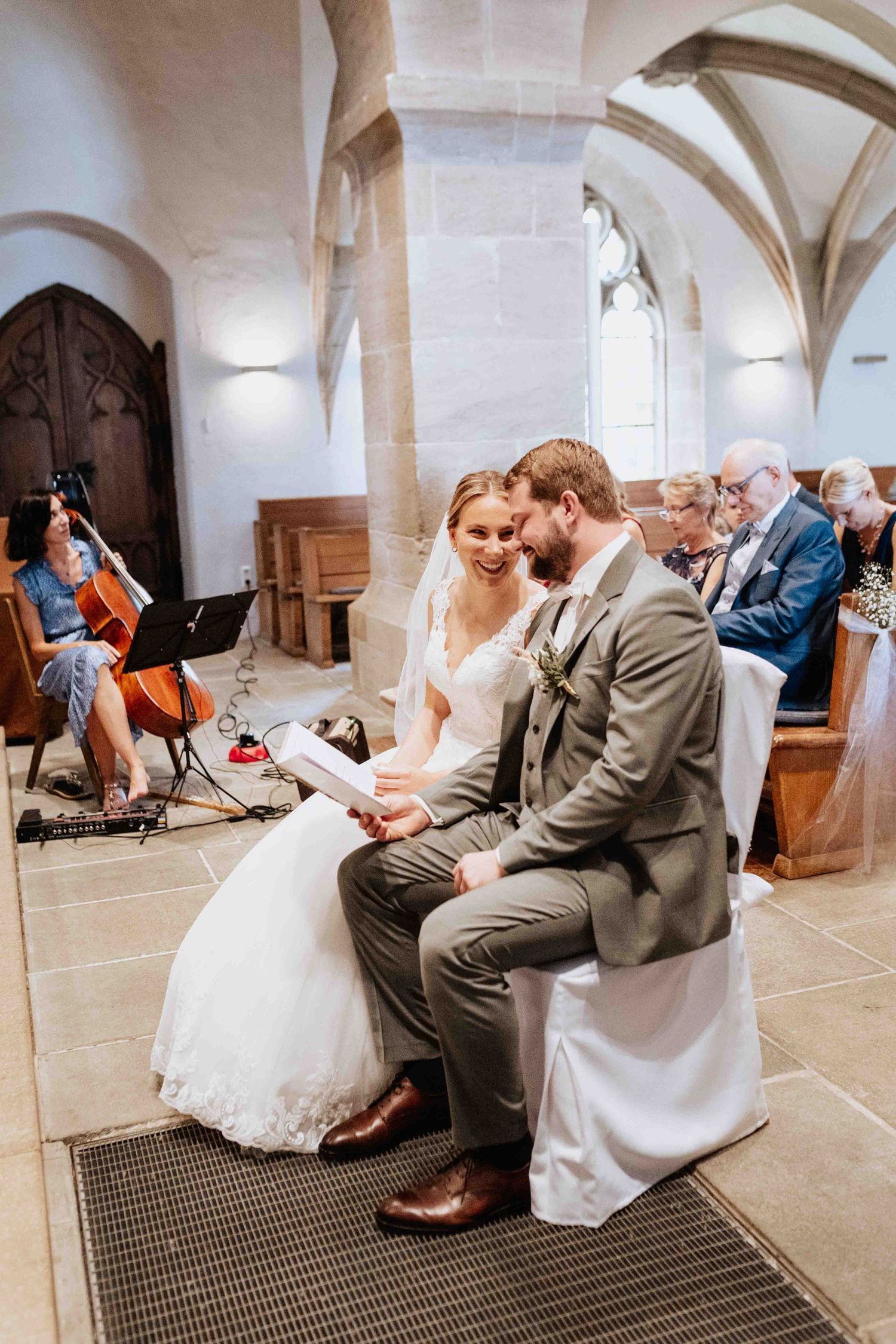 Brautpaar sitzt in Klosterkirche Denkendorf