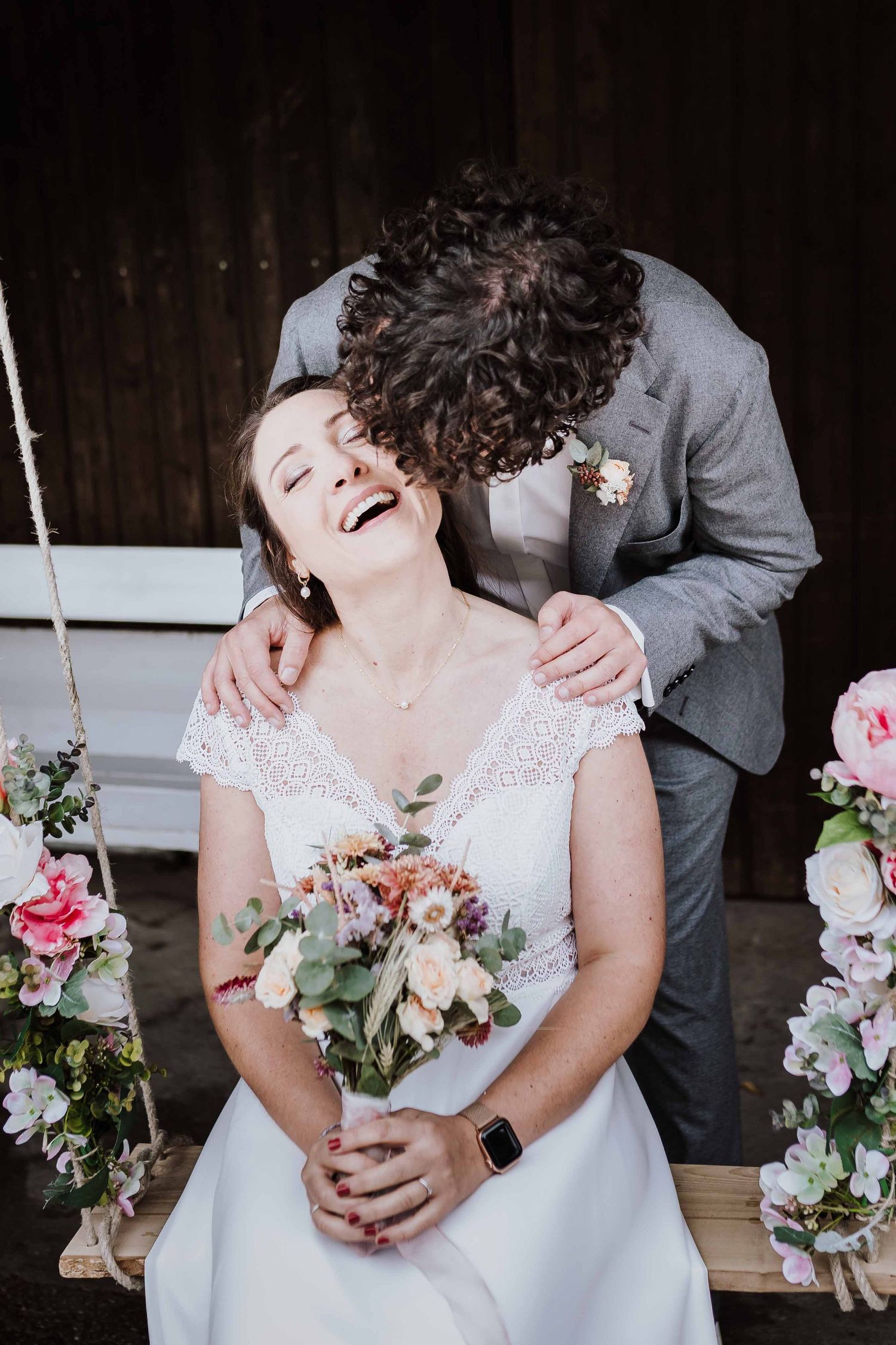 Brautpaar küsst sich verliebt,emotionale und romantische Hochzeit in der Remise Stuttgart