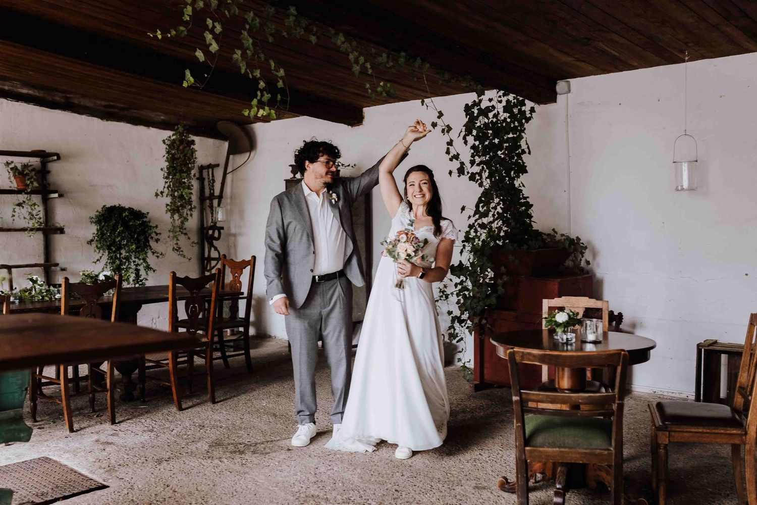 Brautpaar tanzt, emotionale und romantische Hochzeit in der Remise Stuttgart