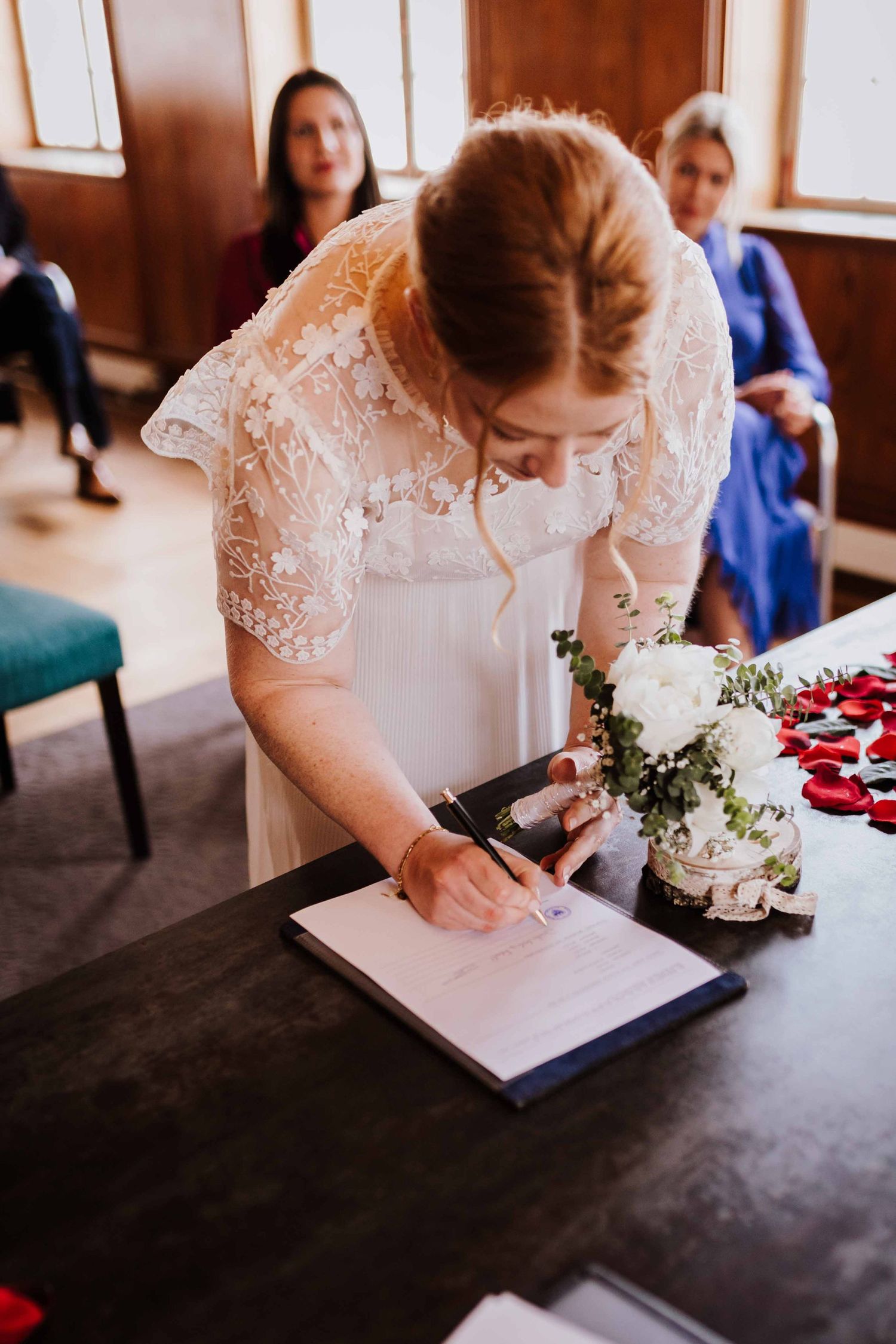 Standesamtliche Hochzeit im alten Rathaus in Esslingen, Braut unterschreibt