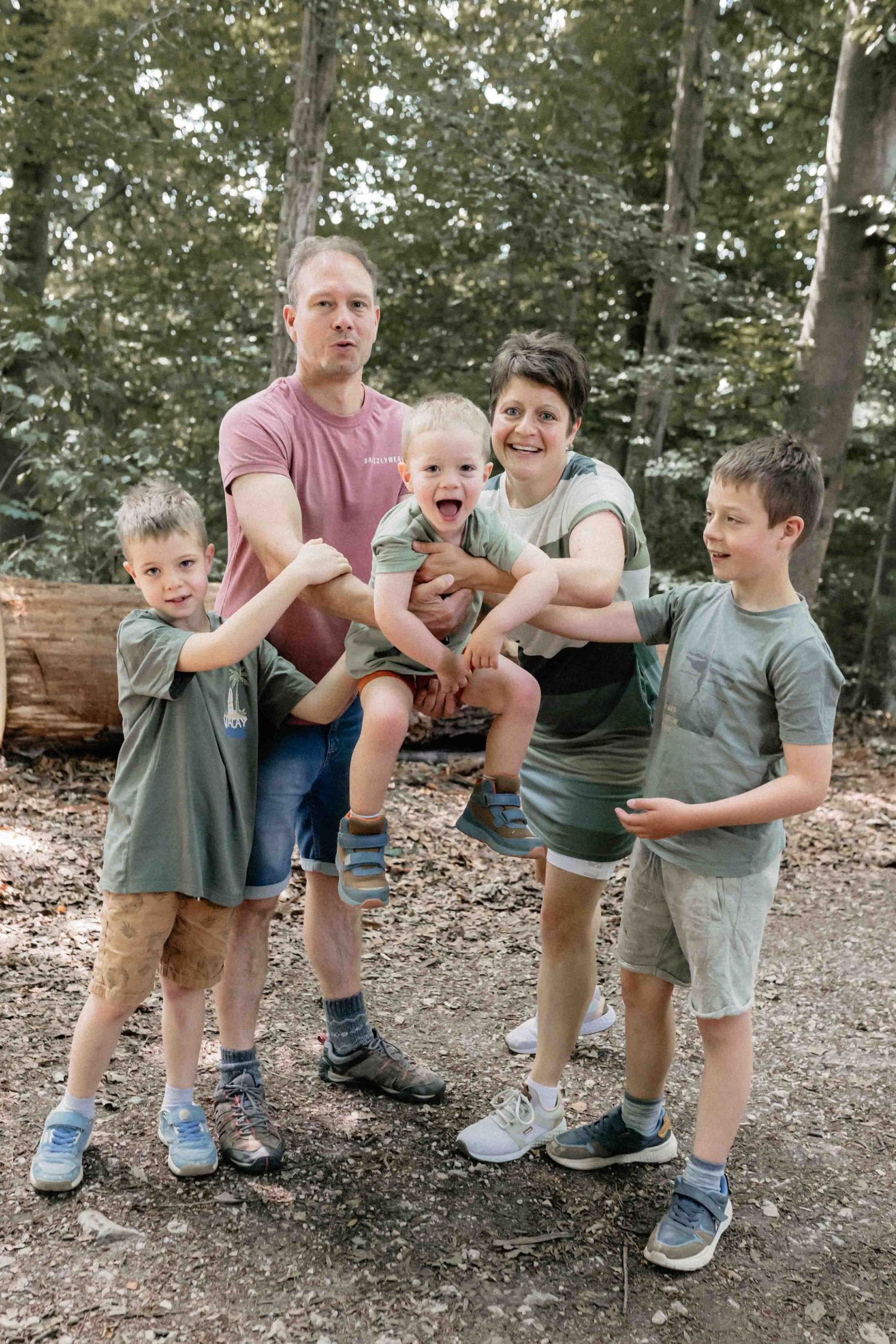 Familienshooting Denkendorf draussen mit lachendend Kindern und toben