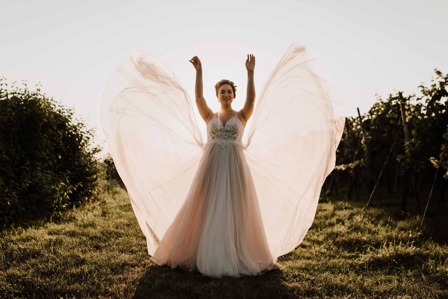 Brautkleid bei Hochzeitsshooting in den Weinbergen Esslingen, beim Sonnenuntergang.