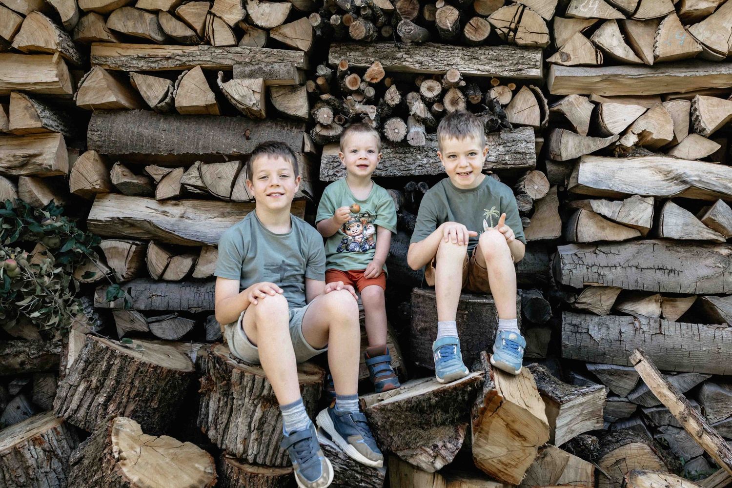 Familienshooting Denkendorf draussen mit lachendend Kindern und toben