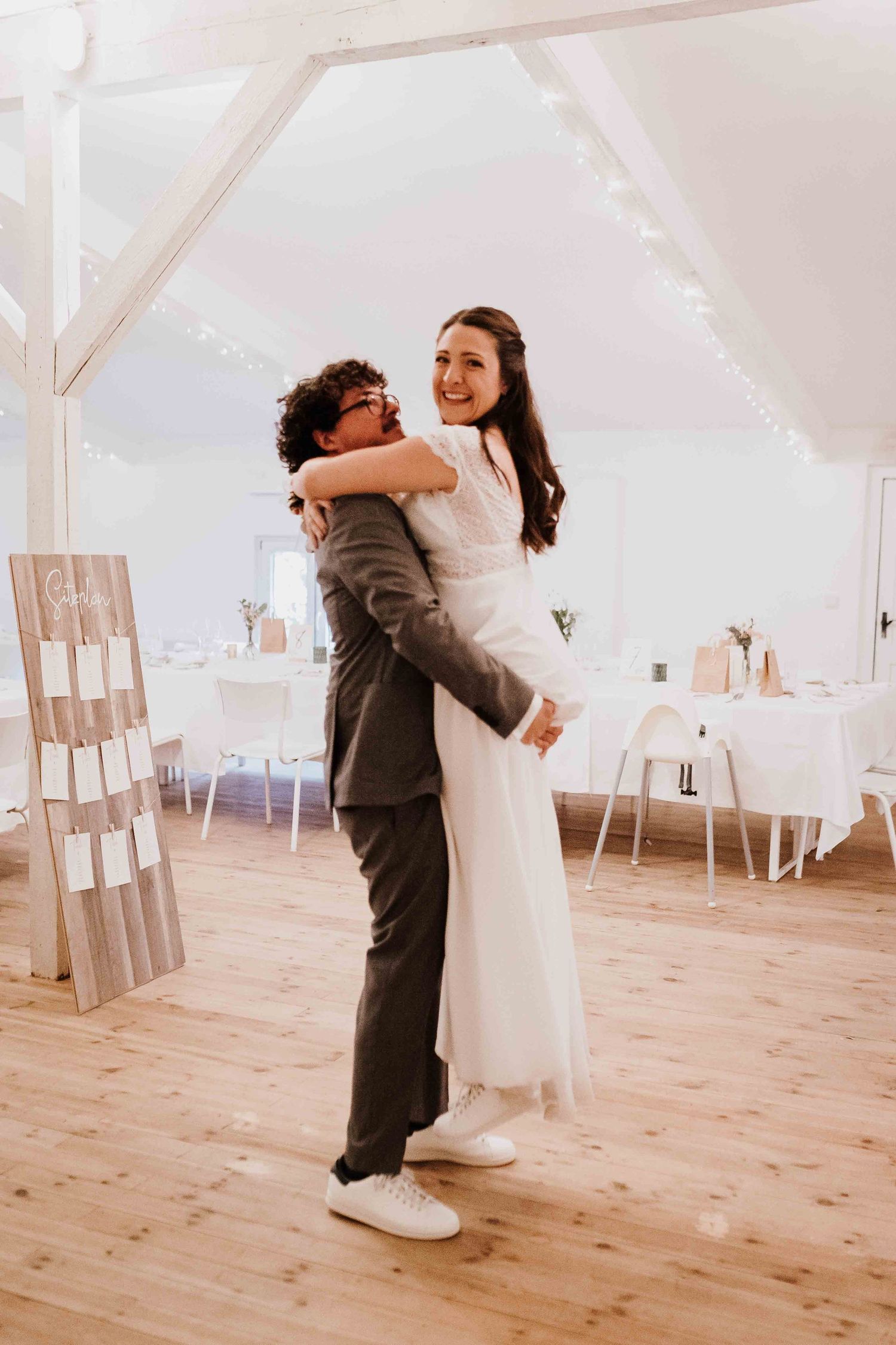 Brautpaar tanzt an emotionaler und romantischer Hochzeit in der Remise Stuttgart
