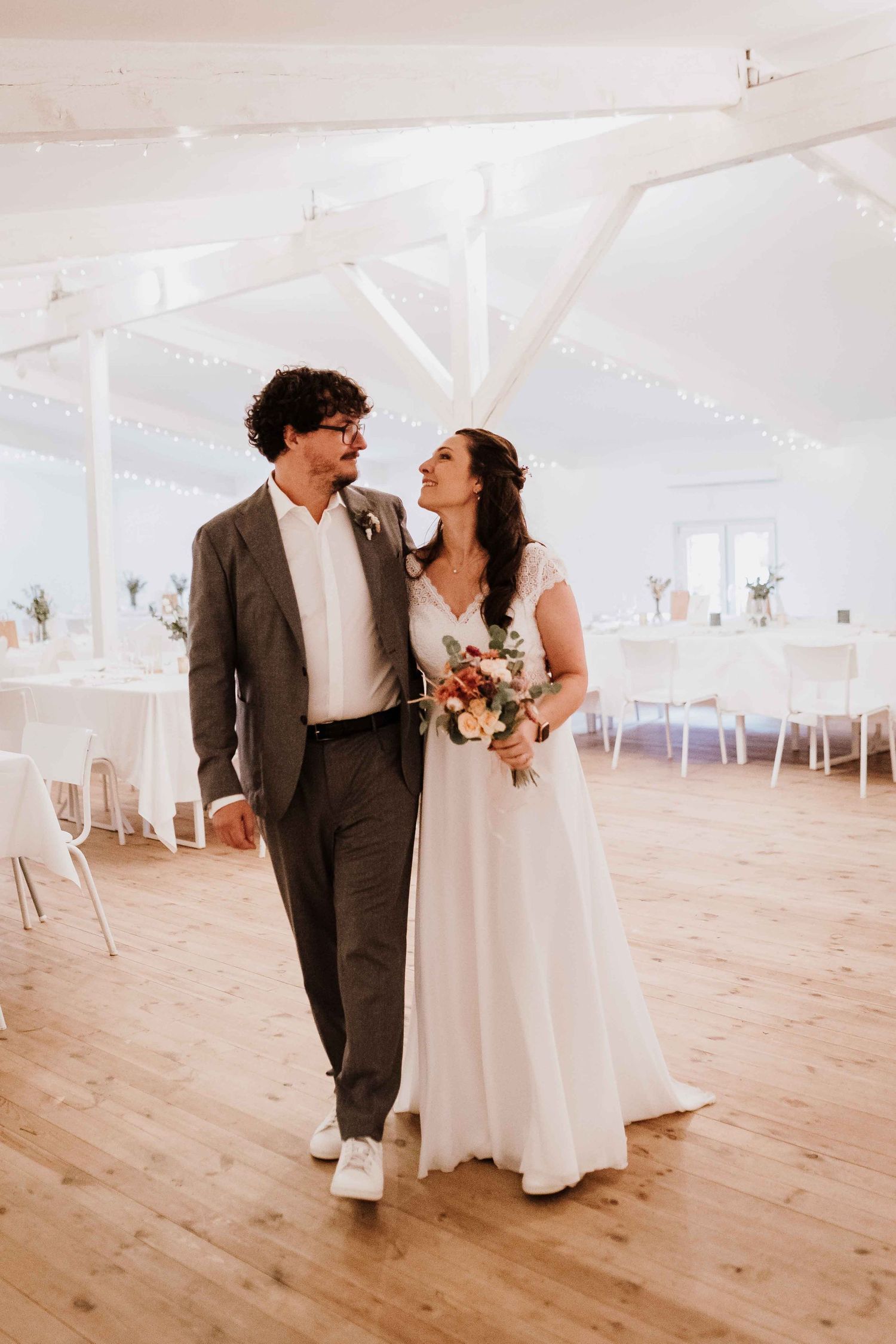Brautpaar tanzt an emotionaler und romantischer Hochzeit in der Remise Stuttgart
