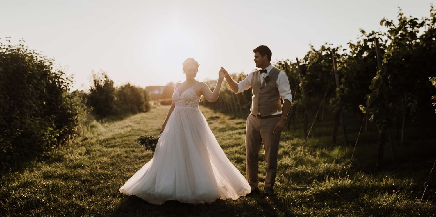 Brautpaar tanzt bei Hochzeitsshooting in den Weinbergen Esslingen, beim Sonnenuntergang.