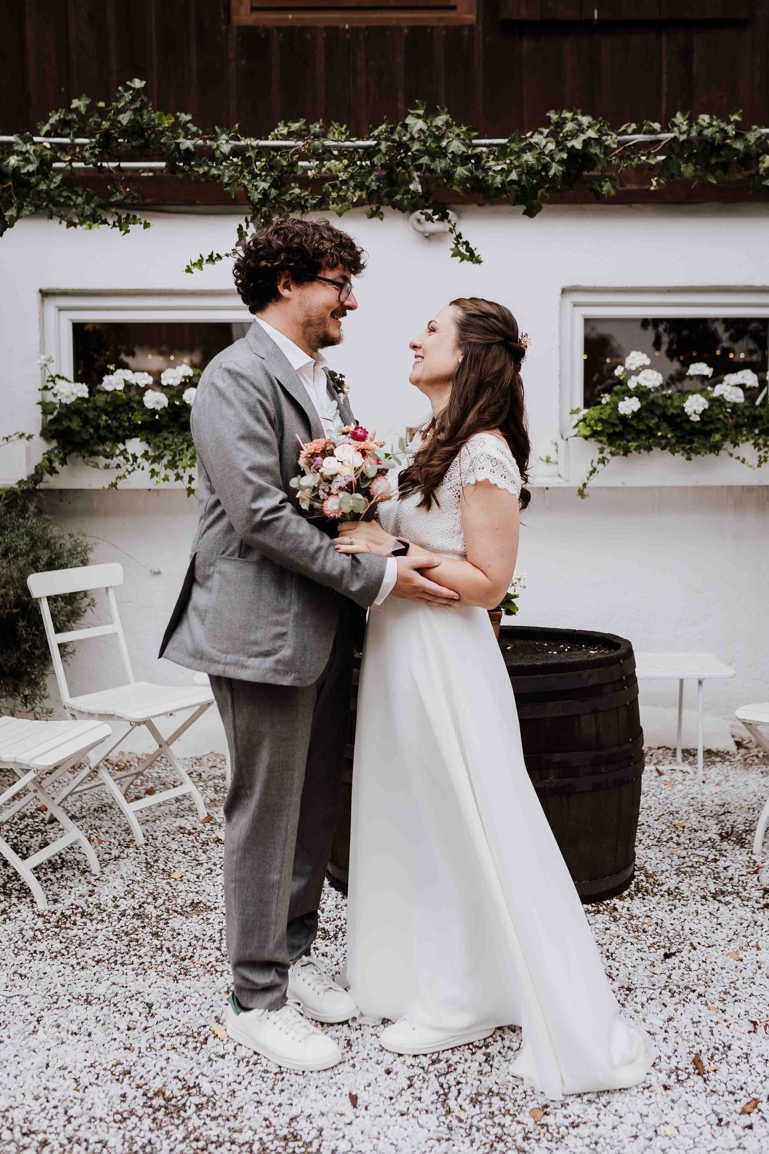 Brautpaar schaut sich verliebt an, emotionale und romantische Hochzeit in der Remise Stuttgart