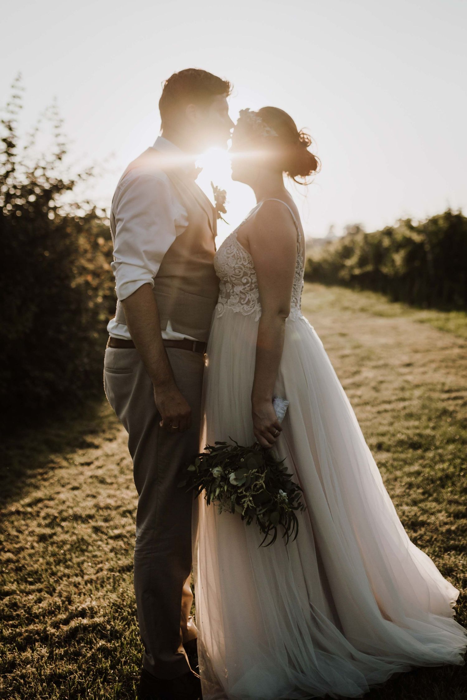 Brautpaar umarmt sich bei Hochzeitsshooting in den Weinbergen Esslingen, beim Sonnenuntergang.