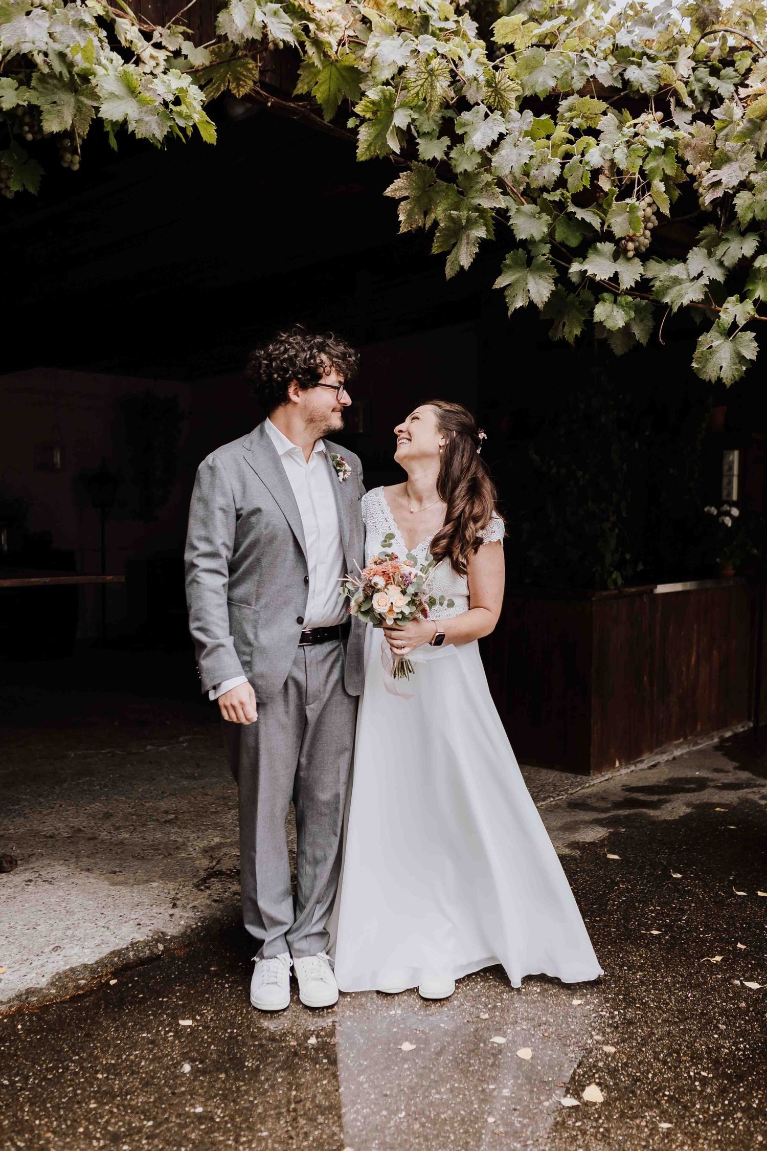 Brautpaar schaut sich verliebt an, emotionale und romantische Hochzeit in der Remise Stuttgart