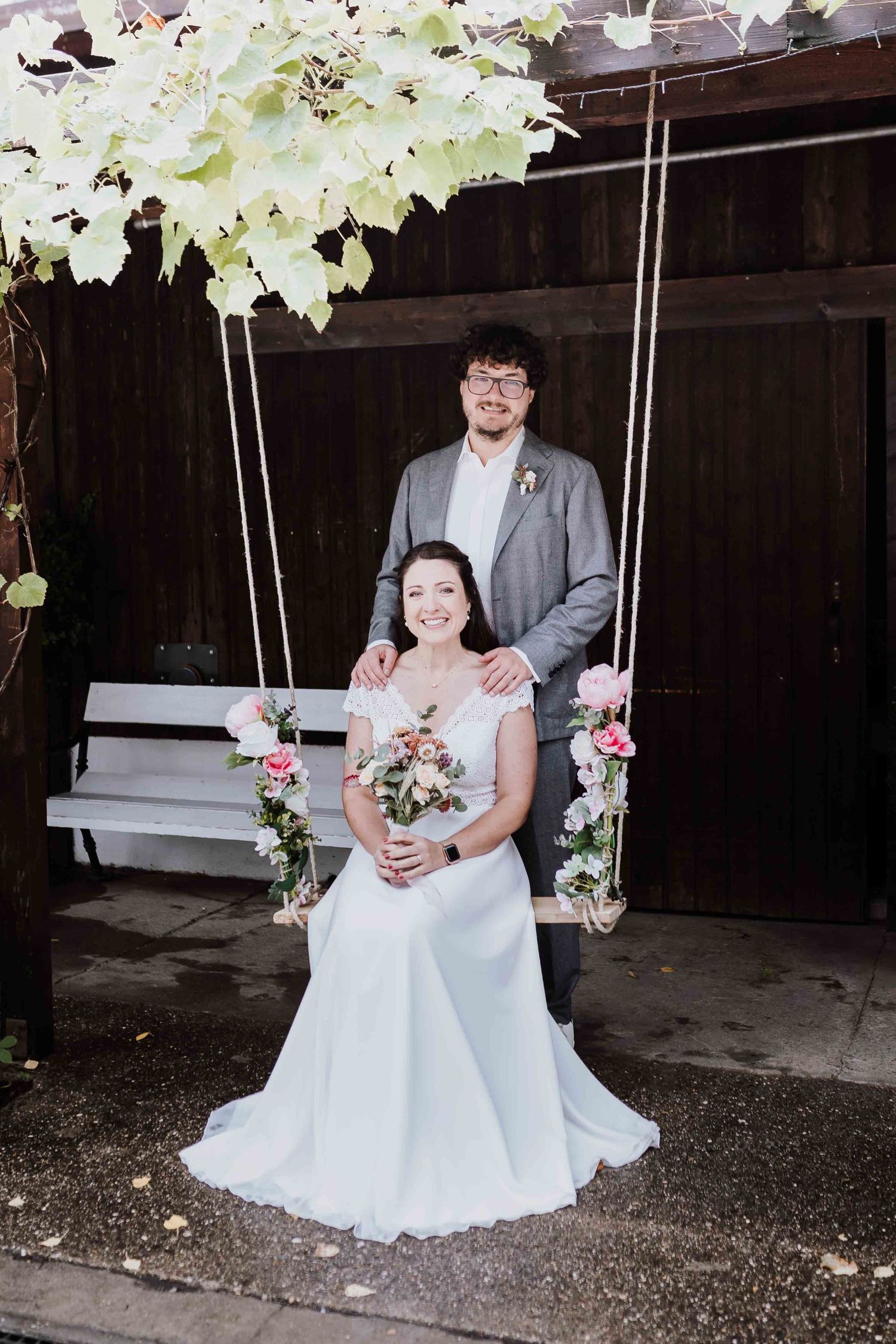Brautpaar schaut sich verliebt an, emotionale und romantische Hochzeit in der Remise Stuttgart