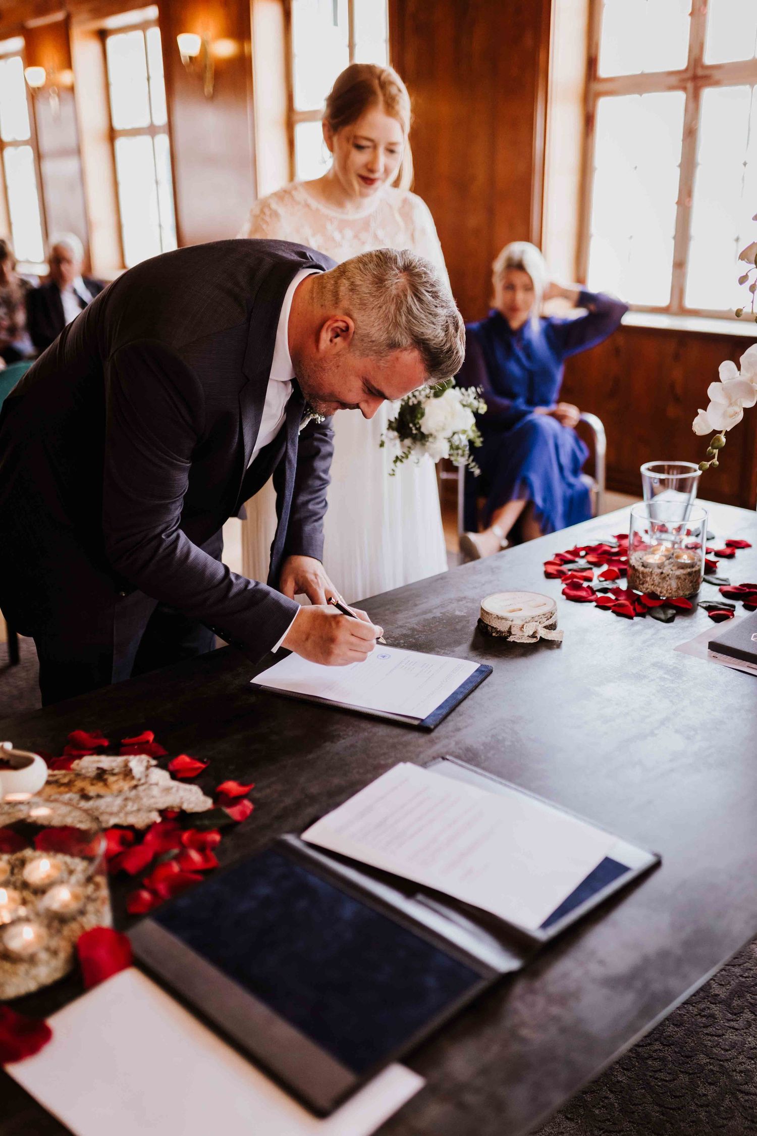 Standesamtliche Hochzeit im alten Rathaus in Esslingen, Braut unterschreibt