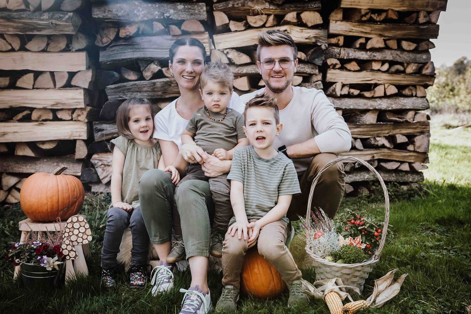 Familienshooting Denkendorf draussen mit lachendend Kindern und toben