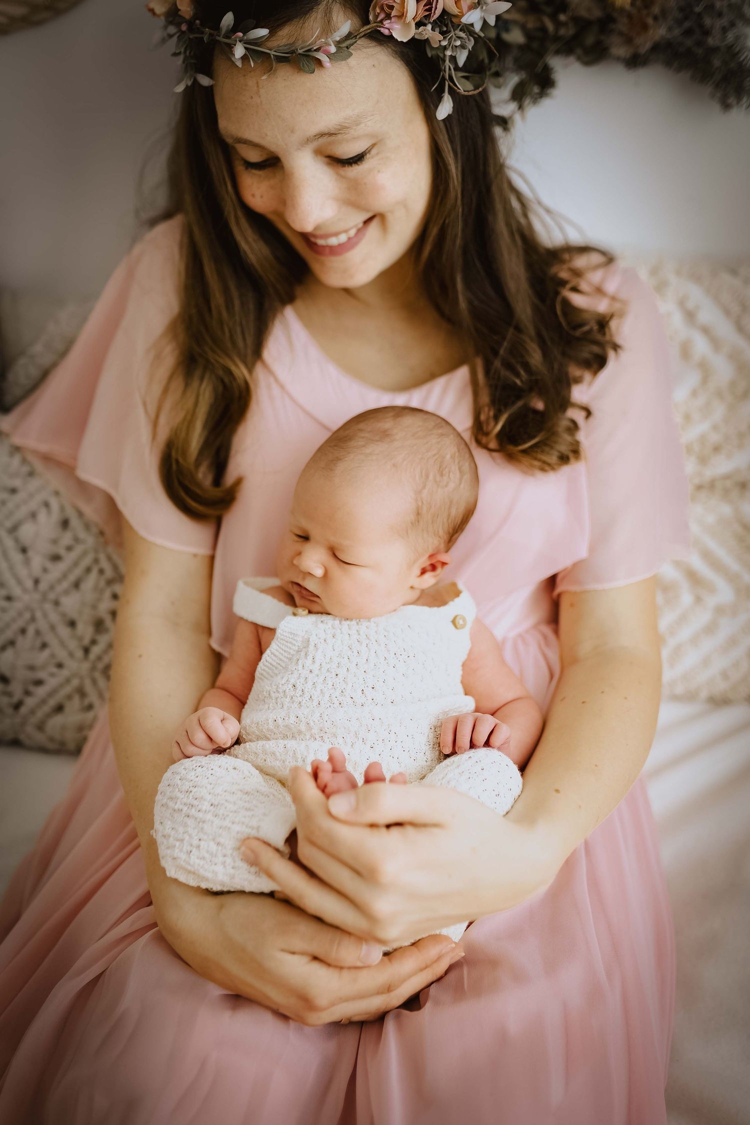 Baby schläft auf Mama, natürlich im Studio fotografiert