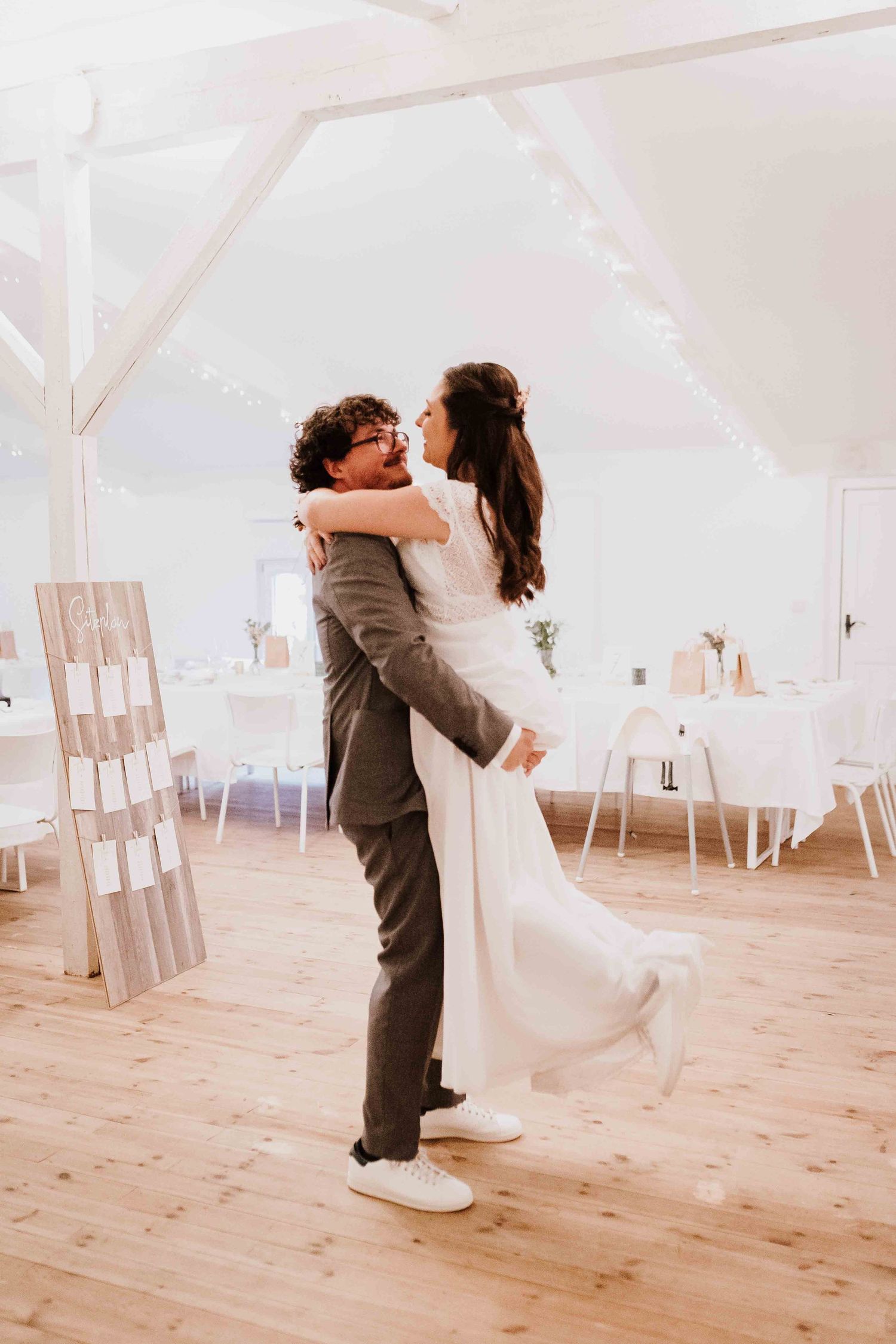 Brautpaar tanzt an emotionaler und romantischer Hochzeit in der Remise Stuttgart