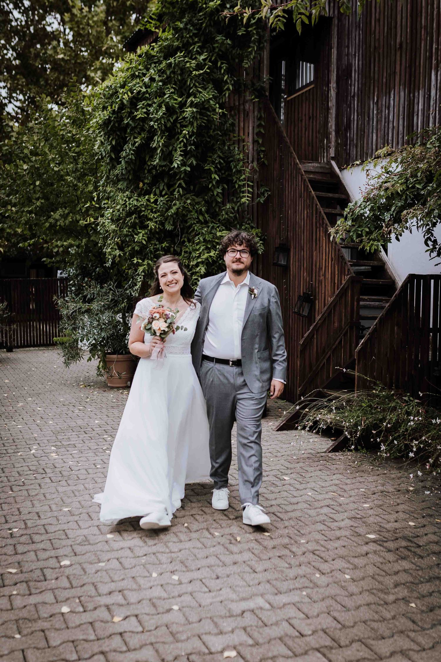 Brautpaar schaut sich verliebt an, emotionale und romantische Hochzeit in der Remise Stuttgart