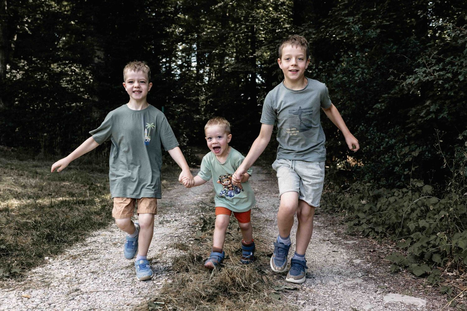 Familienshooting Denkendorf draussen mit lachendend Kindern und toben
