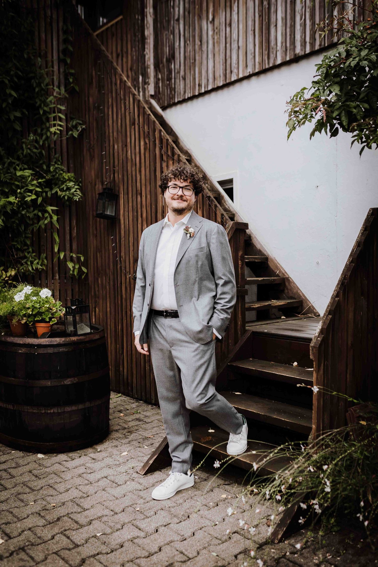 Bräutigam alleine, emotionale und romantische Hochzeit in der Remise Stuttgart