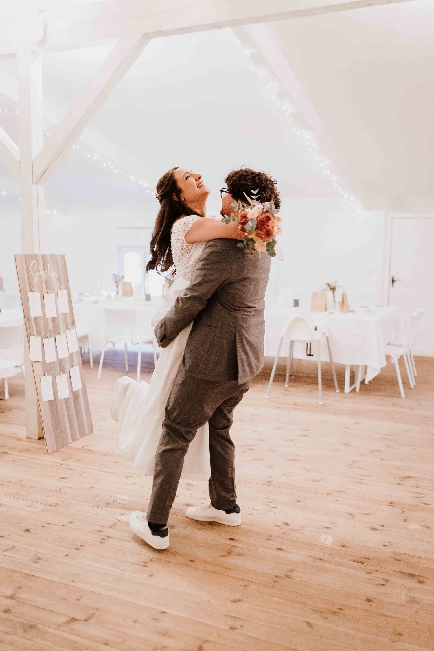 Brautpaar tanzt an emotionaler und romantischer Hochzeit in der Remise Stuttgart