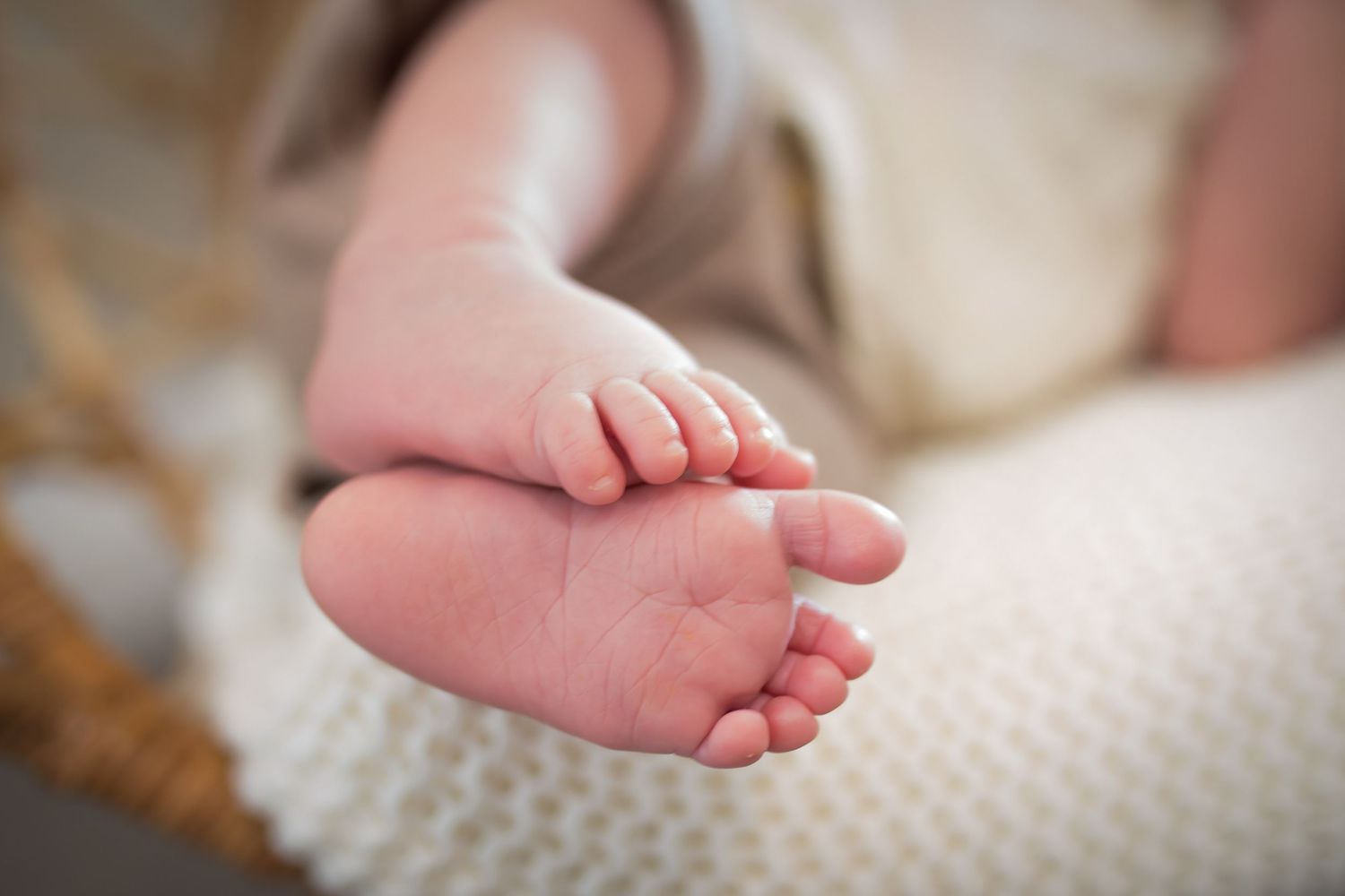 Babyfüsse fotografiert im Tageslichtstudio in Denkendorf