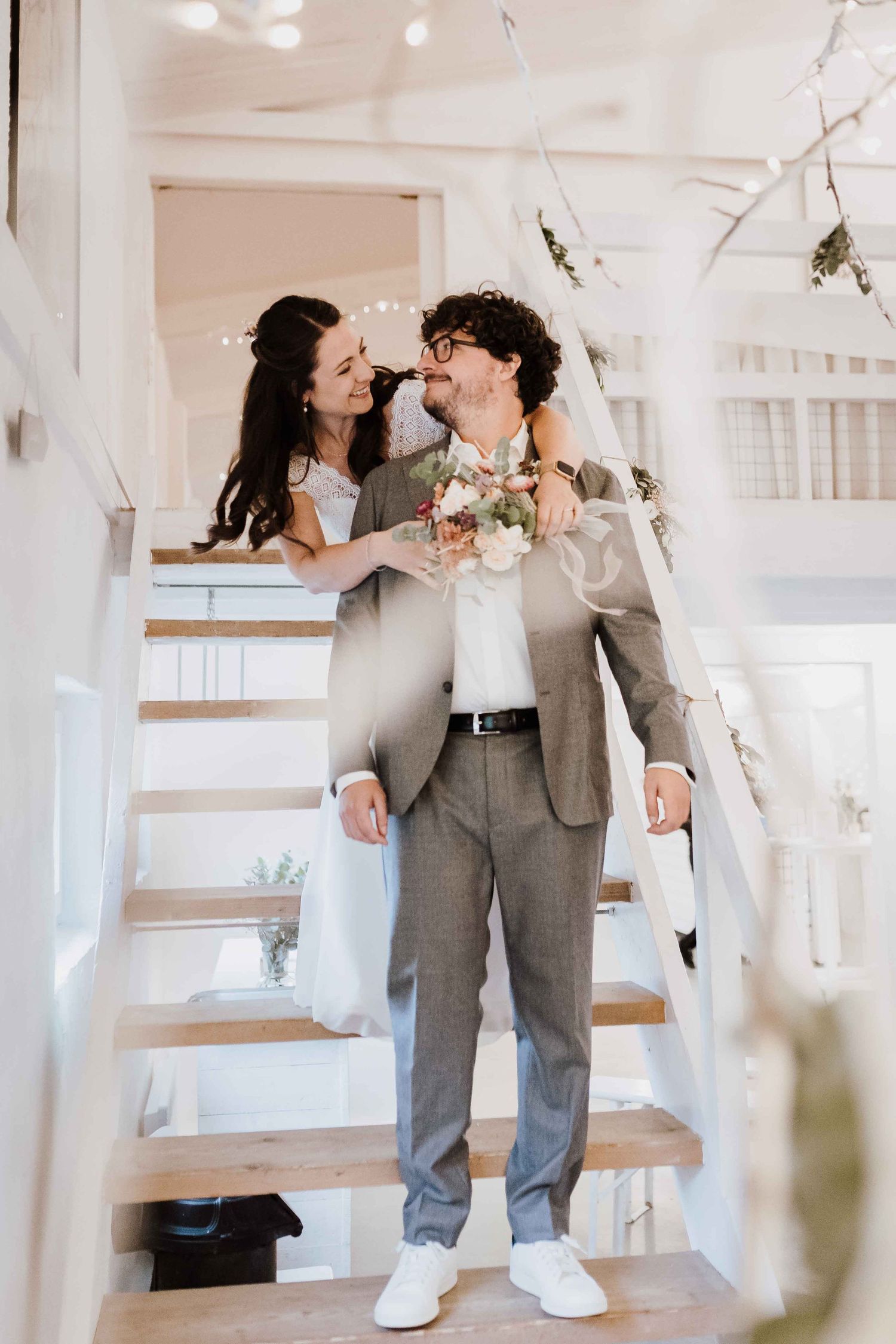 Brautpaar schaut sich verliebt an, emotionale und romantische Hochzeit in der Remise Stuttgart