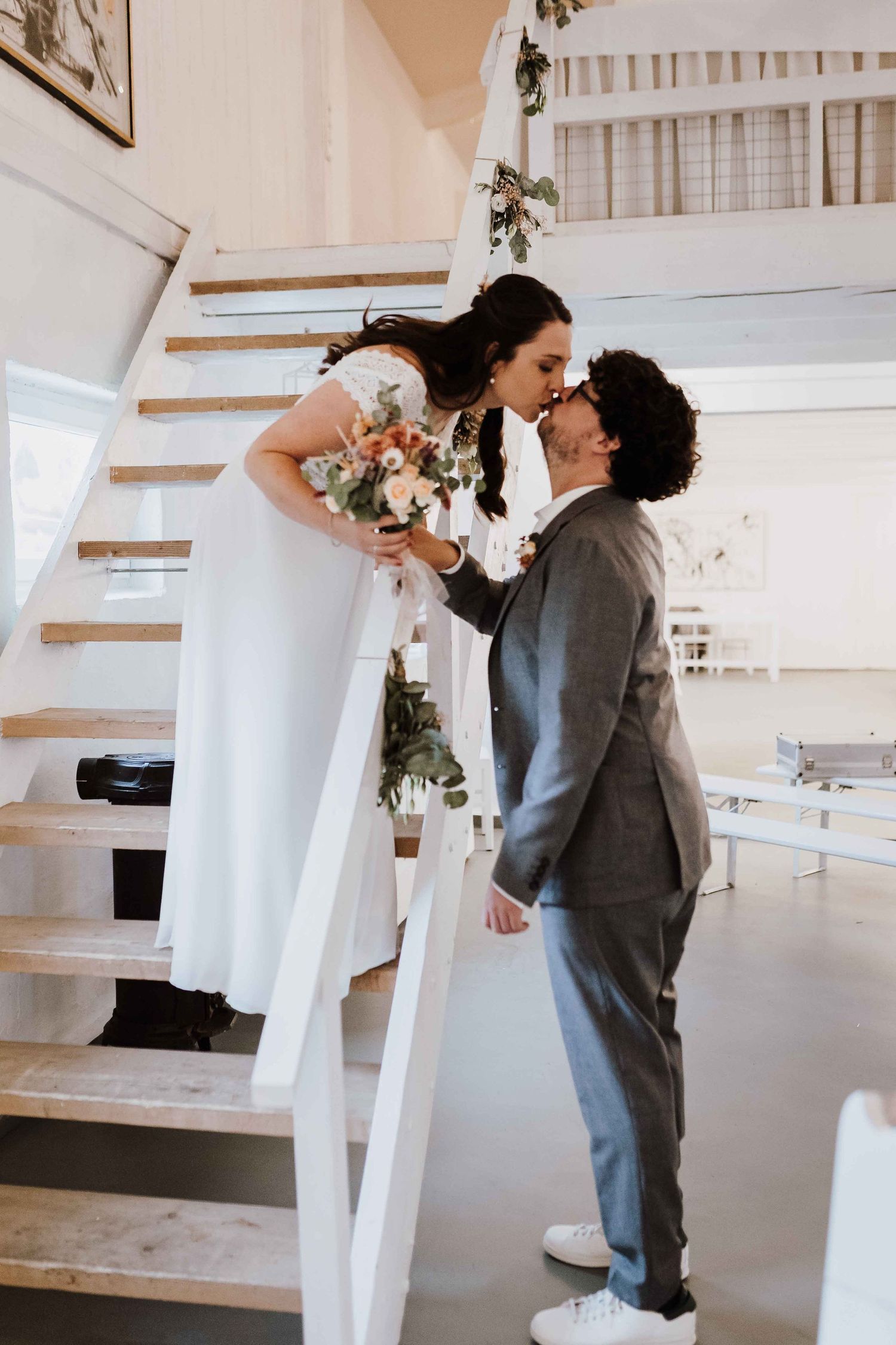 Brautpaar schaut sich verliebt an, emotionale und romantische Hochzeit in der Remise Stuttgart