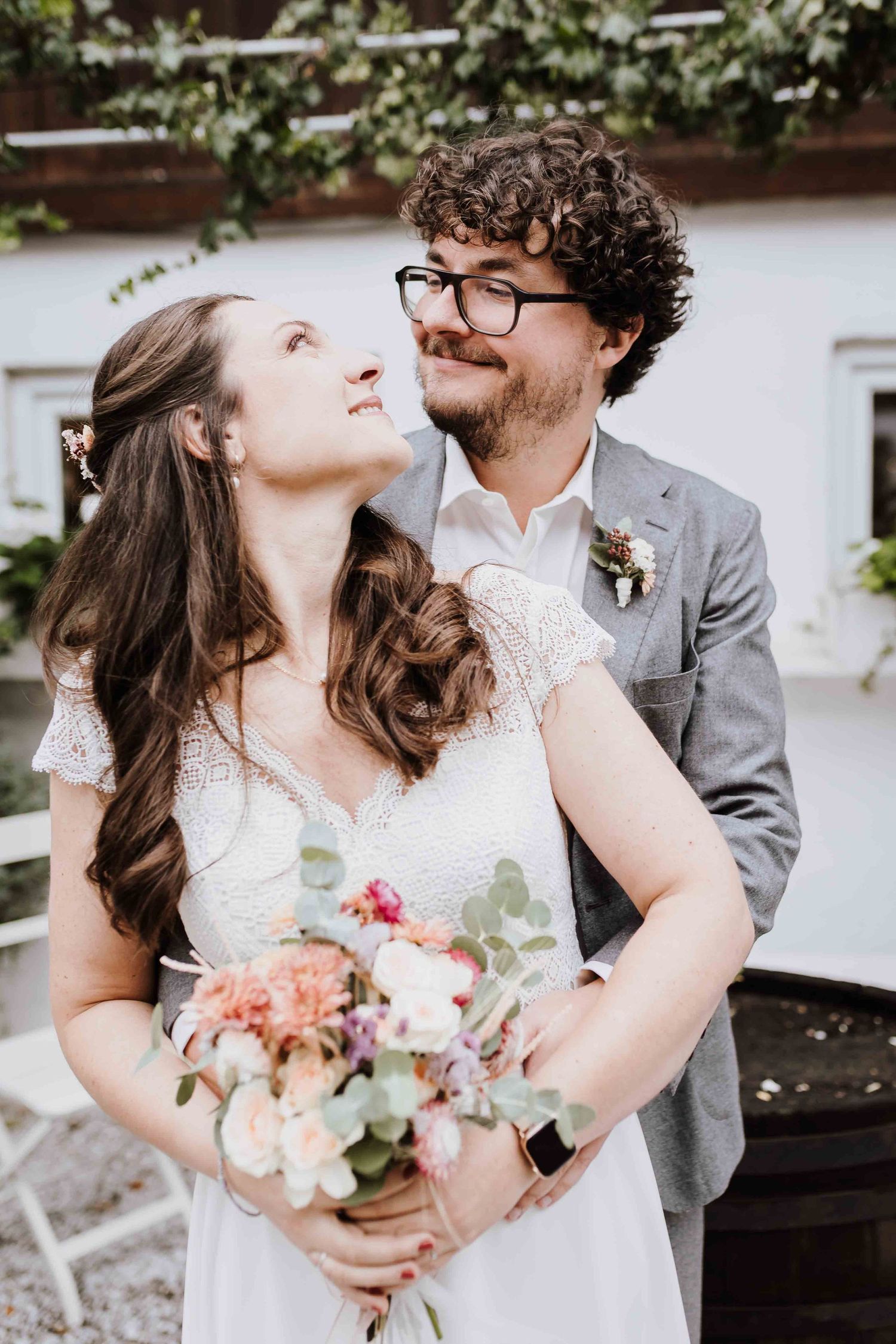 Brautpaar schaut sich verliebt an, emotionale und romantische Hochzeit in der Remise Stuttgart
