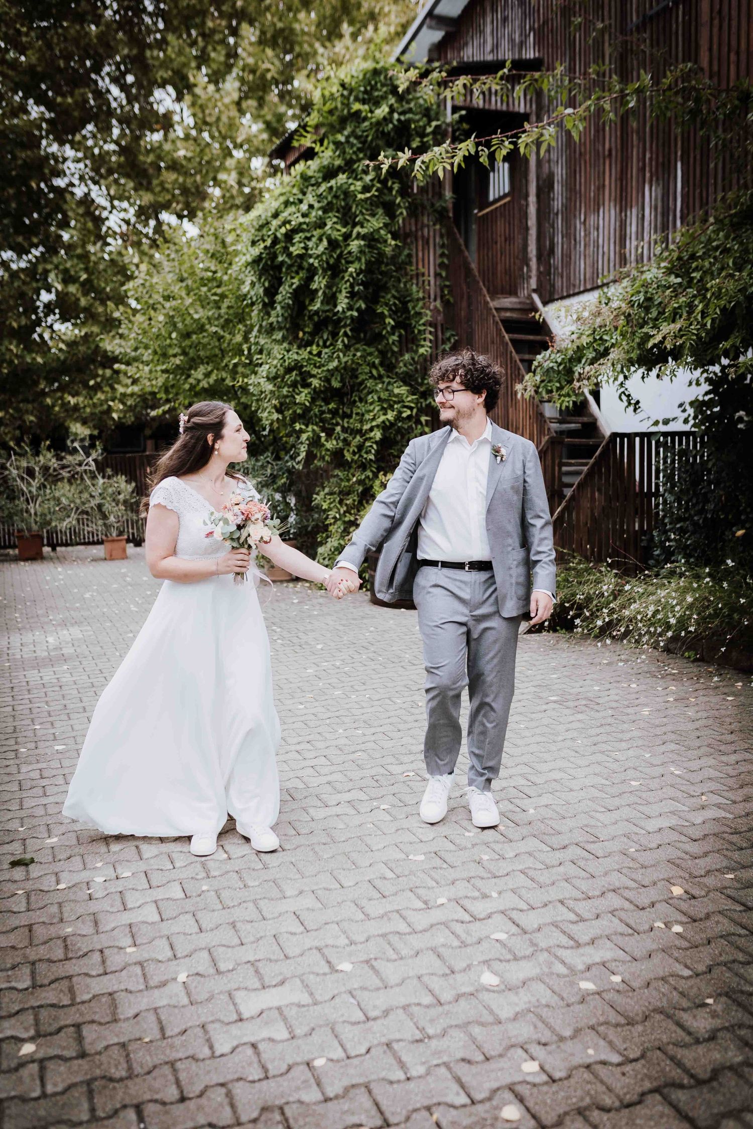 Brautpaar schaut sich verliebt an, emotionale und romantische Hochzeit in der Remise Stuttgart