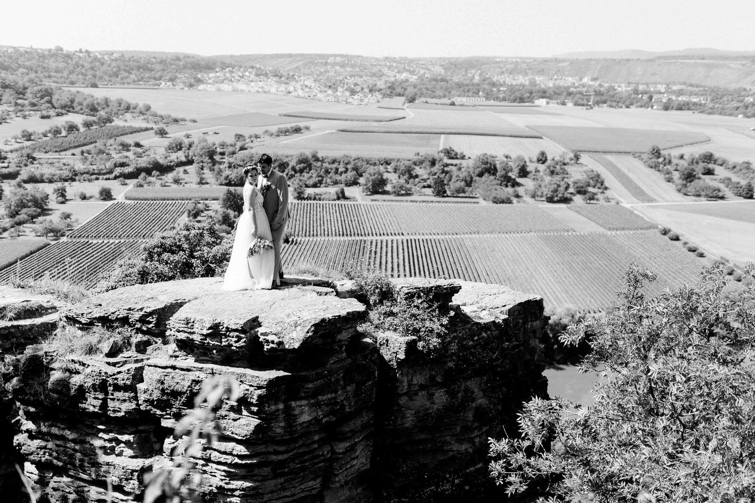 Brautpaarfotos auf Felsen, weite Sicht  in den hessigheimer Felsgärten